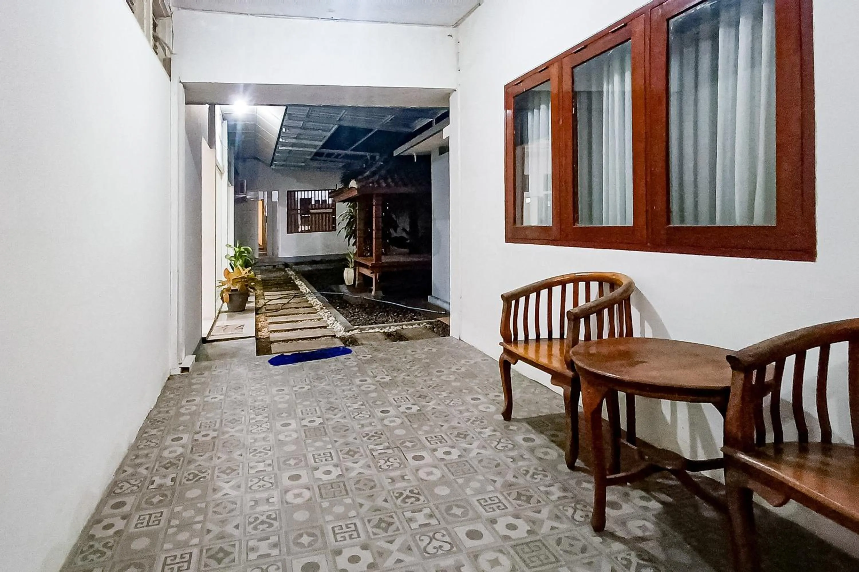 Seating area in RedDoorz at RRR Guesthouse Mataram