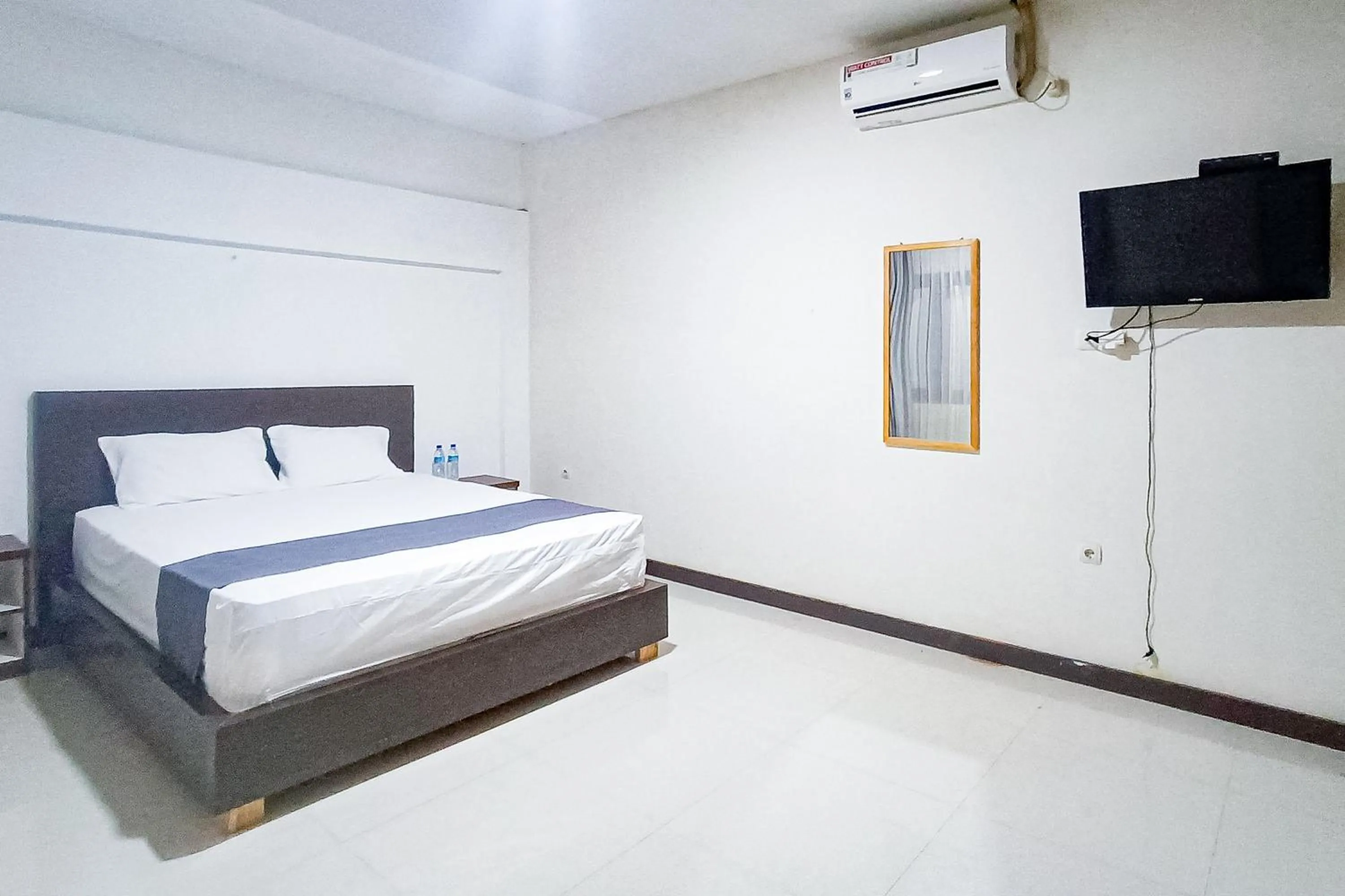 Bedroom, Bed in RedDoorz at RRR Guesthouse Mataram