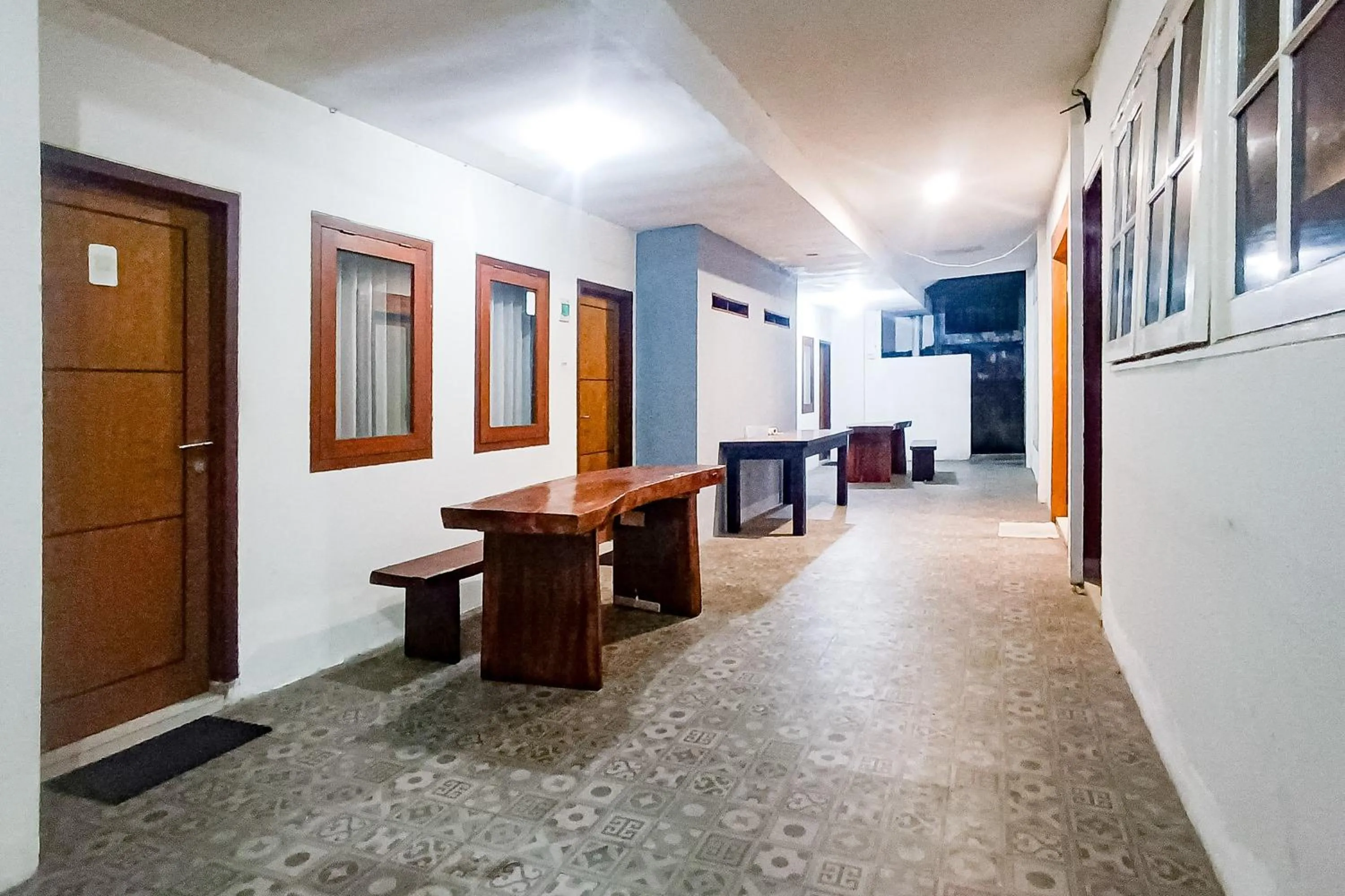 Seating area in RedDoorz at RRR Guesthouse Mataram