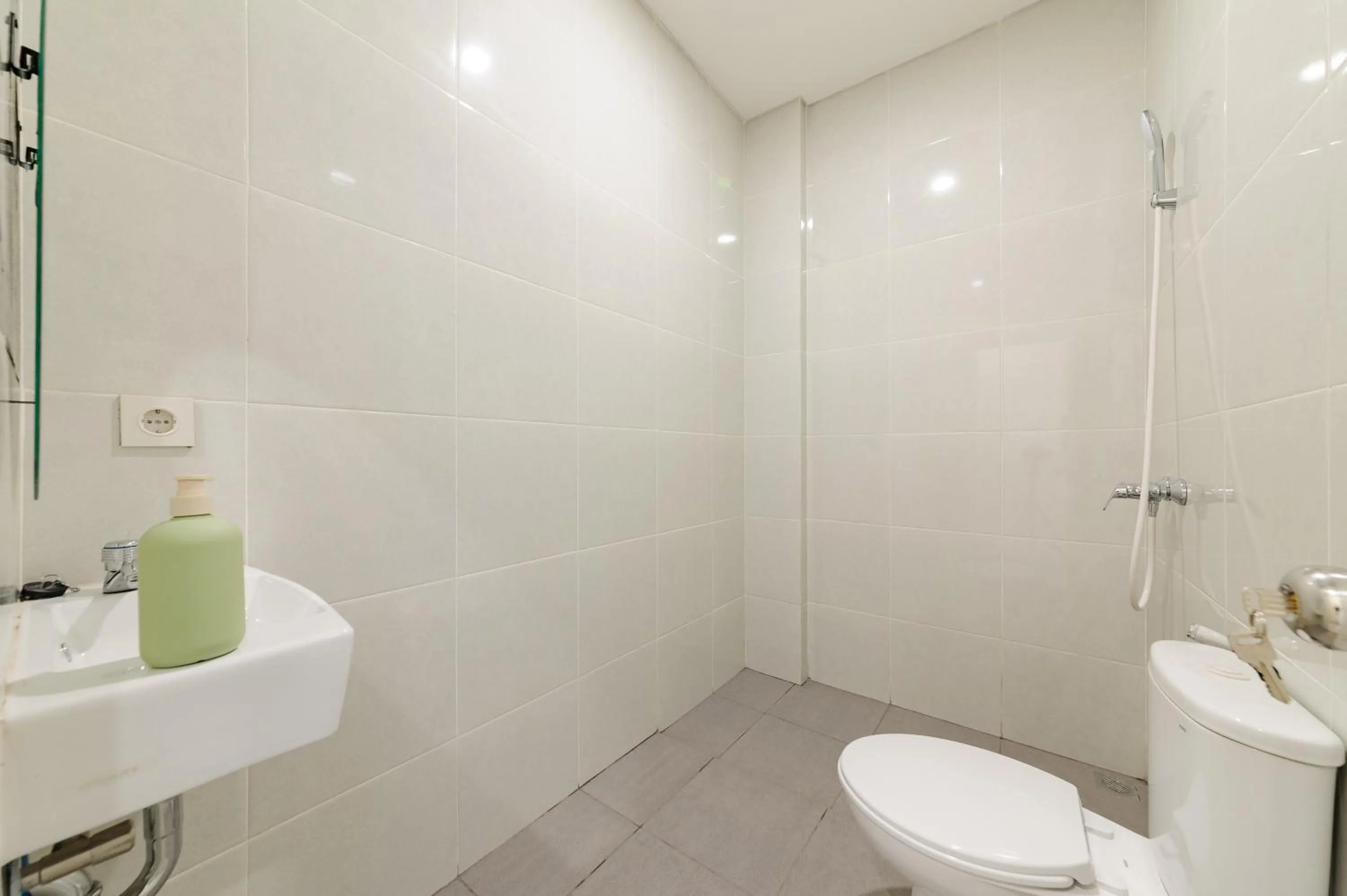 Bathroom in Urbanview Hotel Vineyard Cengkareng