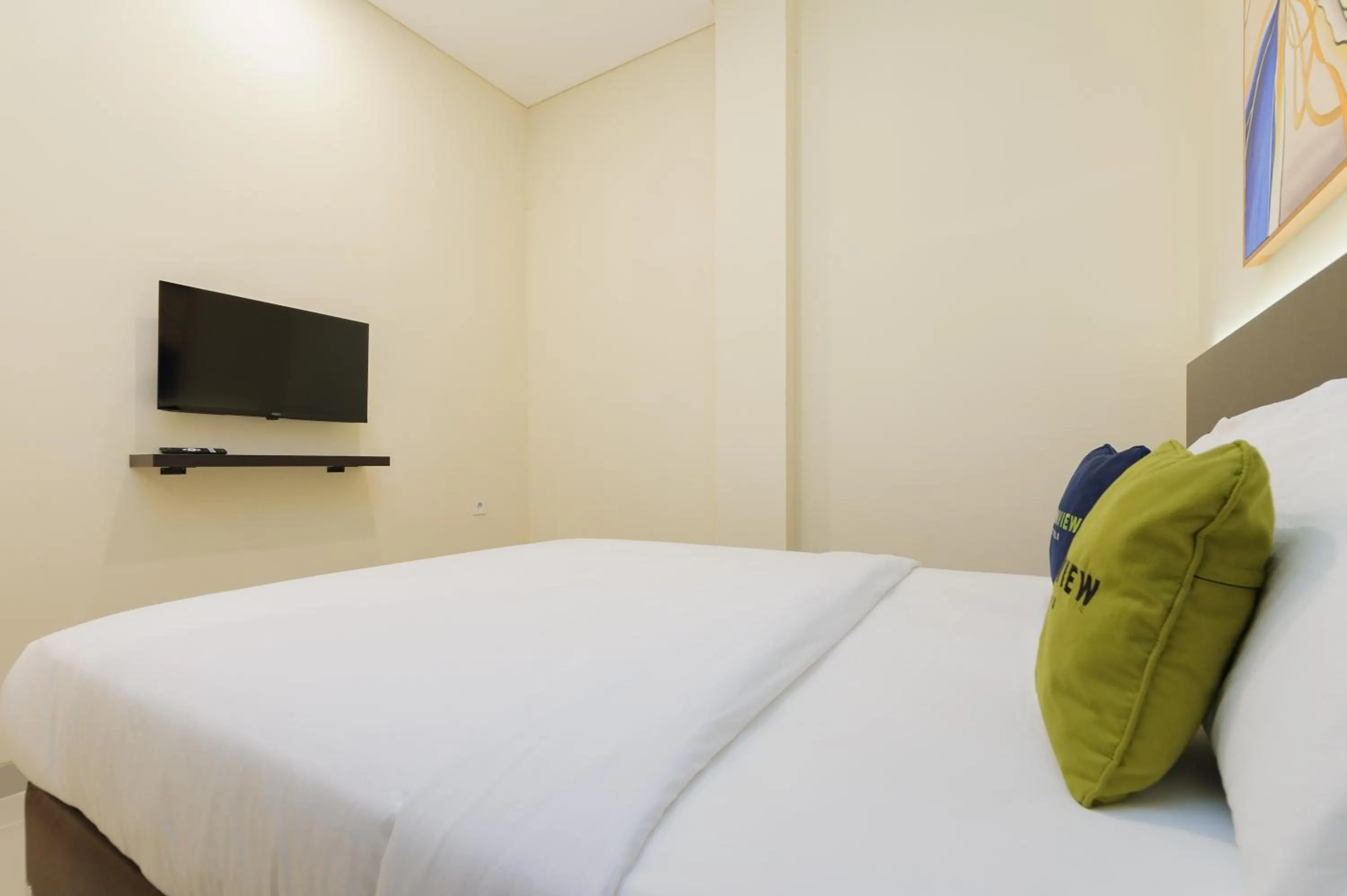 Bedroom, Bed in Urbanview Hotel Vineyard Cengkareng