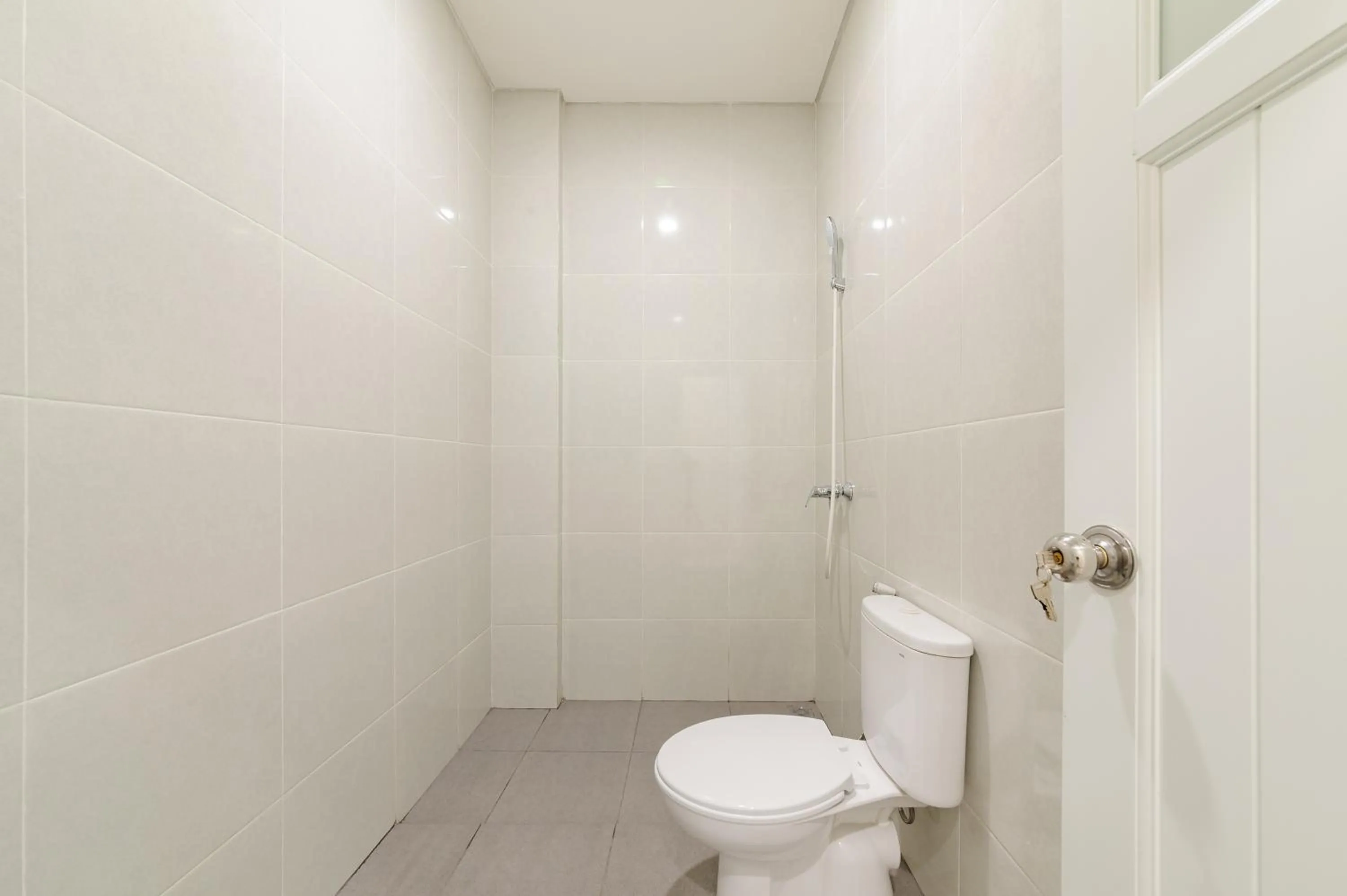 Bathroom in Urbanview Hotel Vineyard Cengkareng