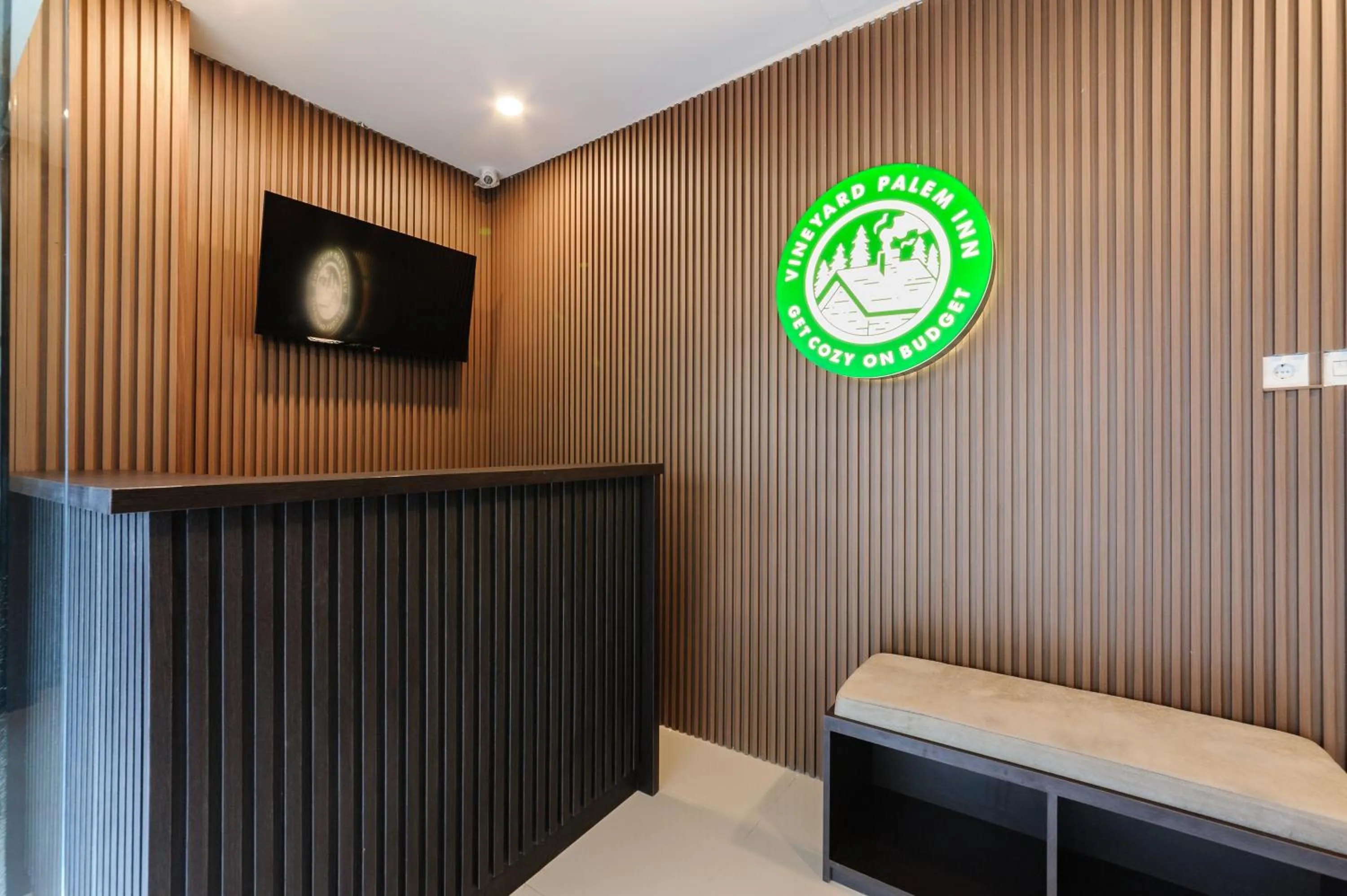 Lobby or reception, Bed in Urbanview Hotel Vineyard Cengkareng