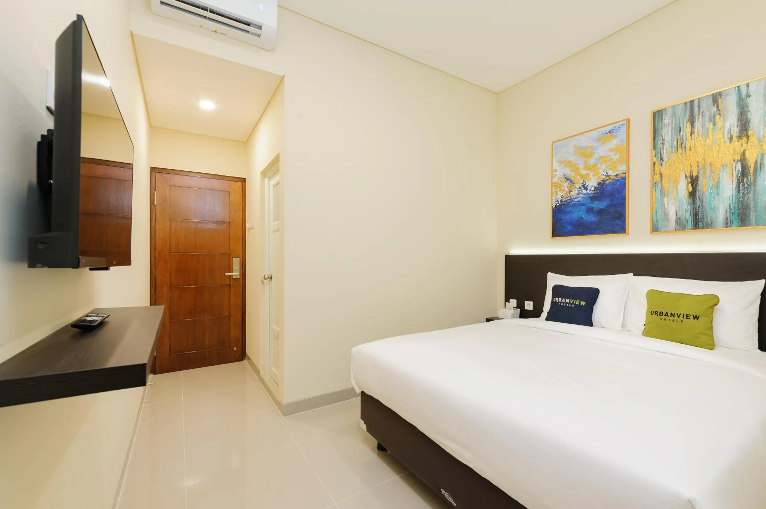 Bedroom, Bed in Urbanview Hotel Vineyard Cengkareng