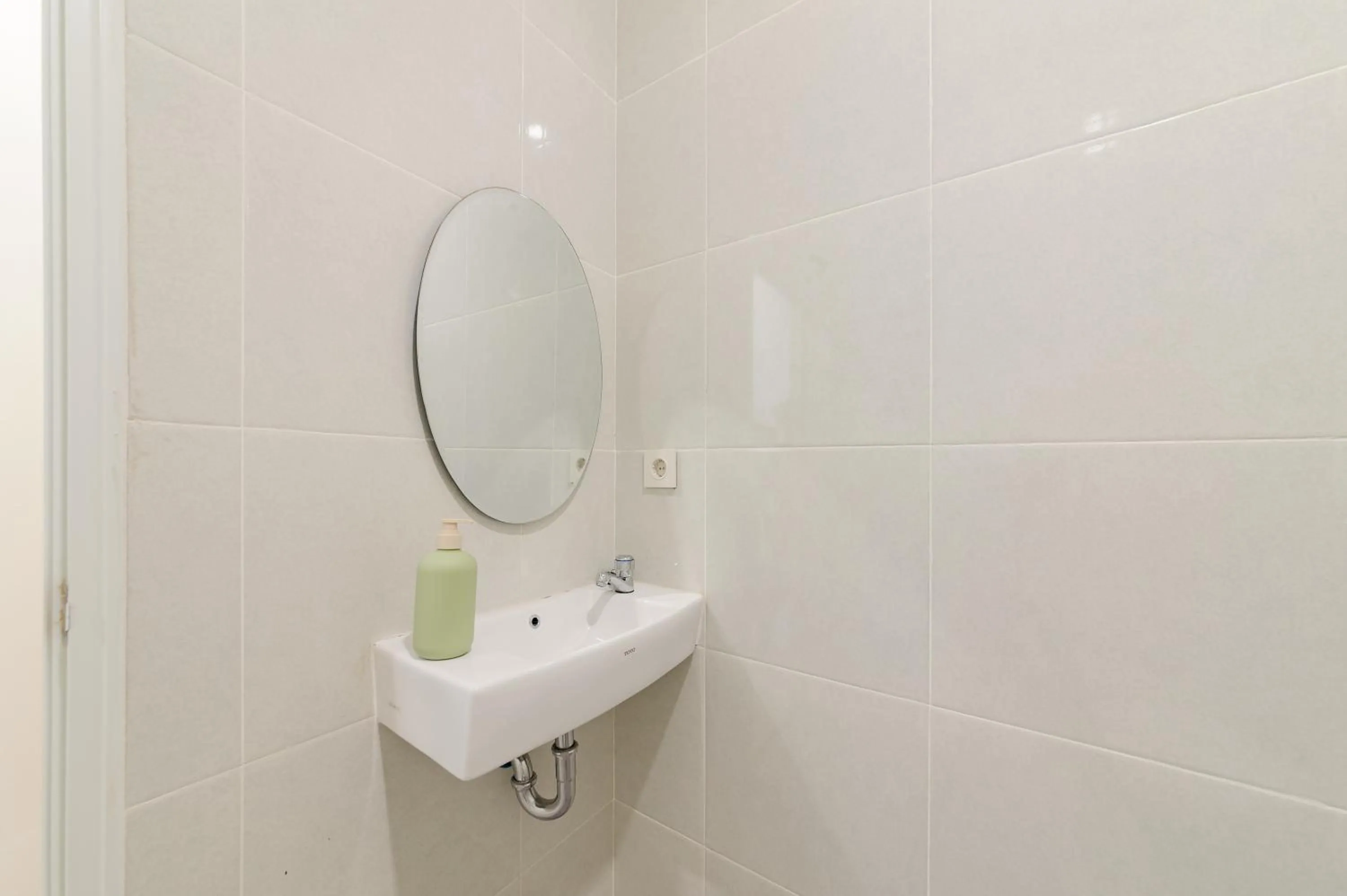 Bathroom in Urbanview Hotel Vineyard Cengkareng