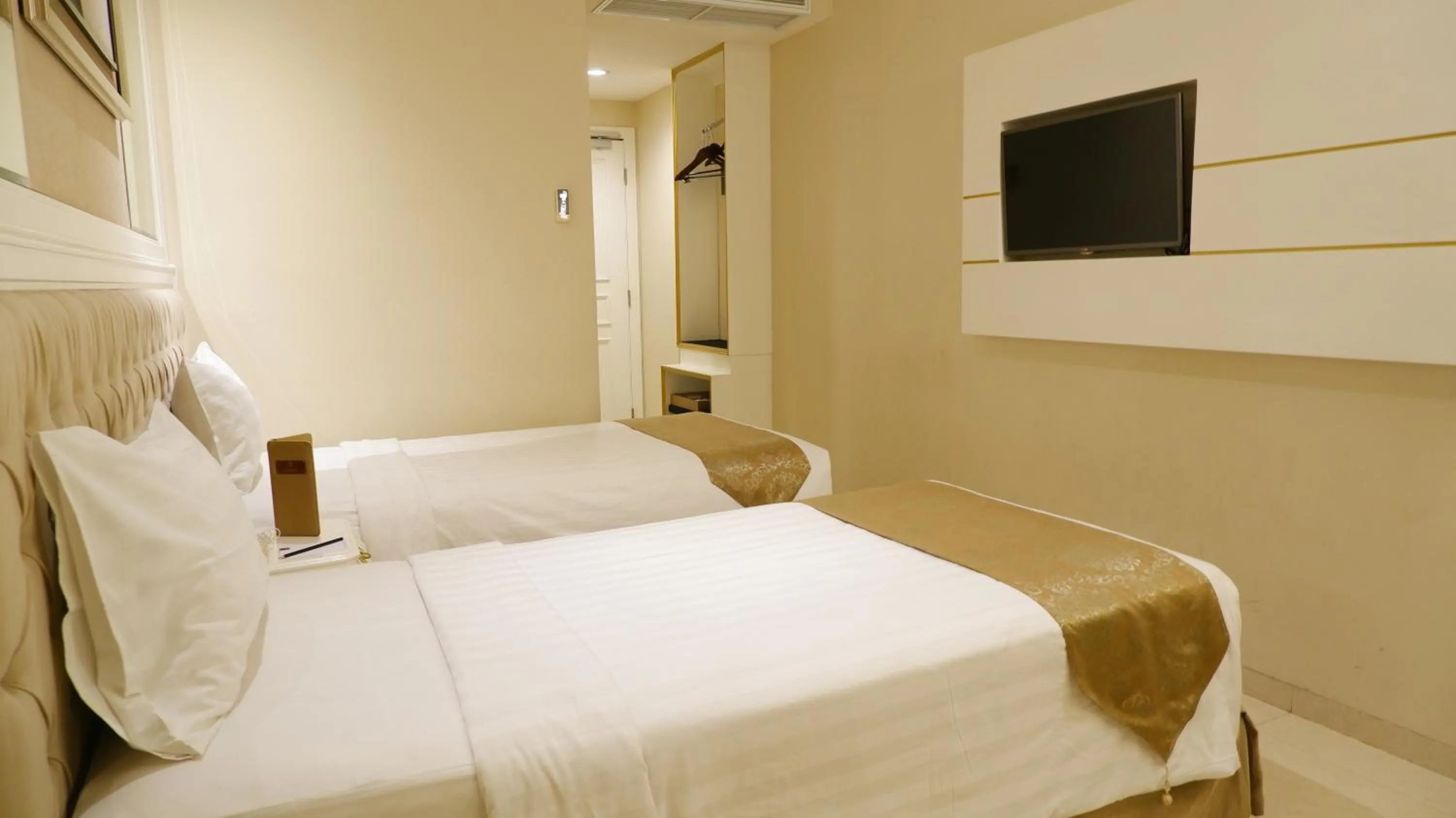 Bedroom, Bed in Grand Savero Hotel Bogor