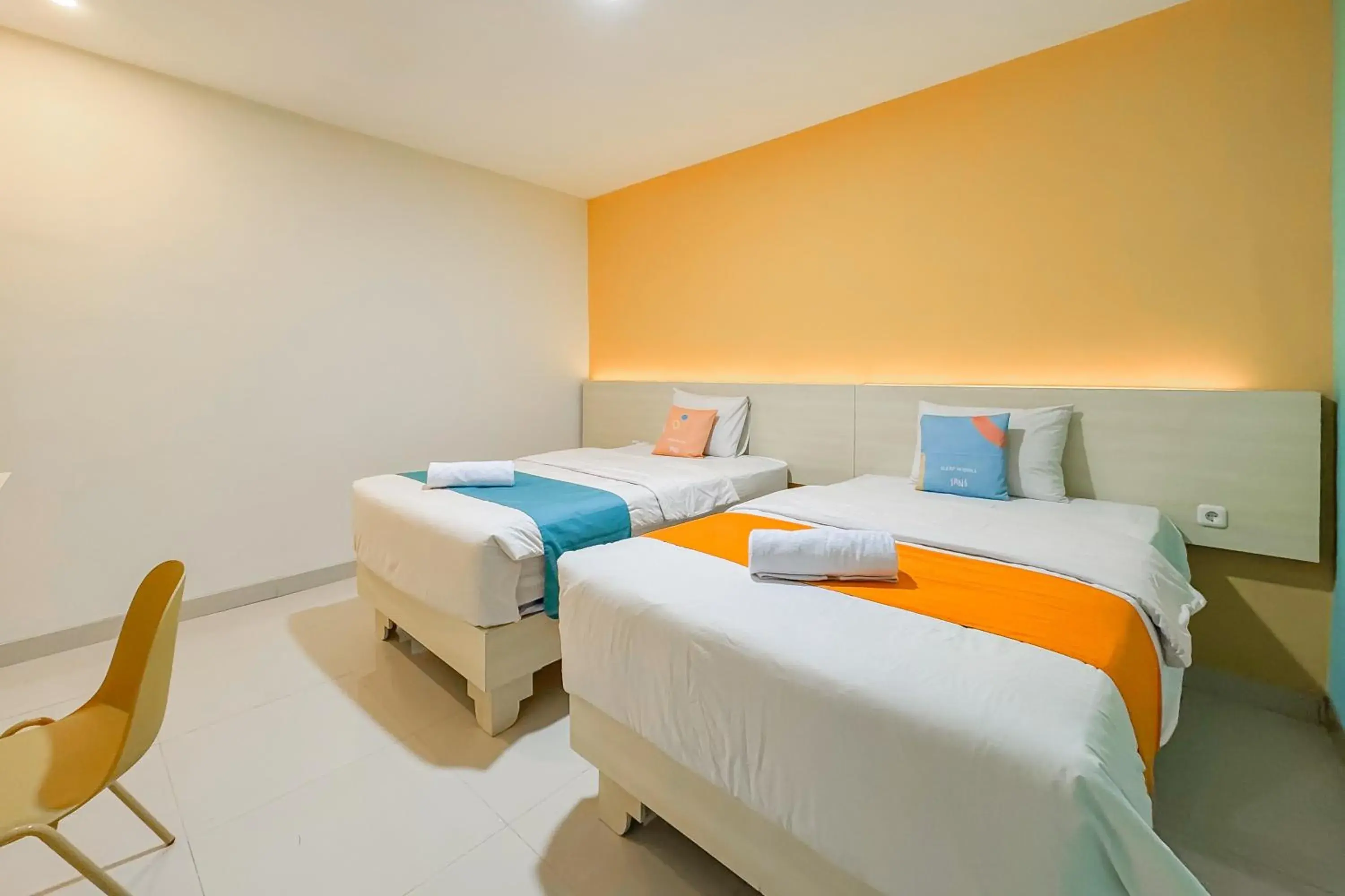 Deluxe Twin Room in SANS Family Hotel Bandung Deluxe Twin Room in SANS Family Hotel Bandung