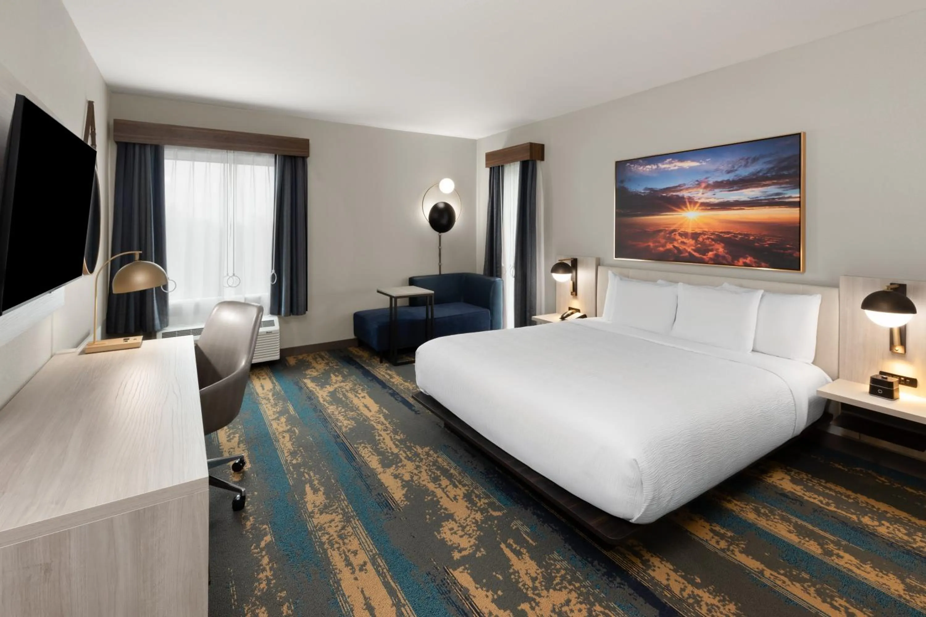 Bed in La Quinta Inn & Suites by Wyndham DeSoto