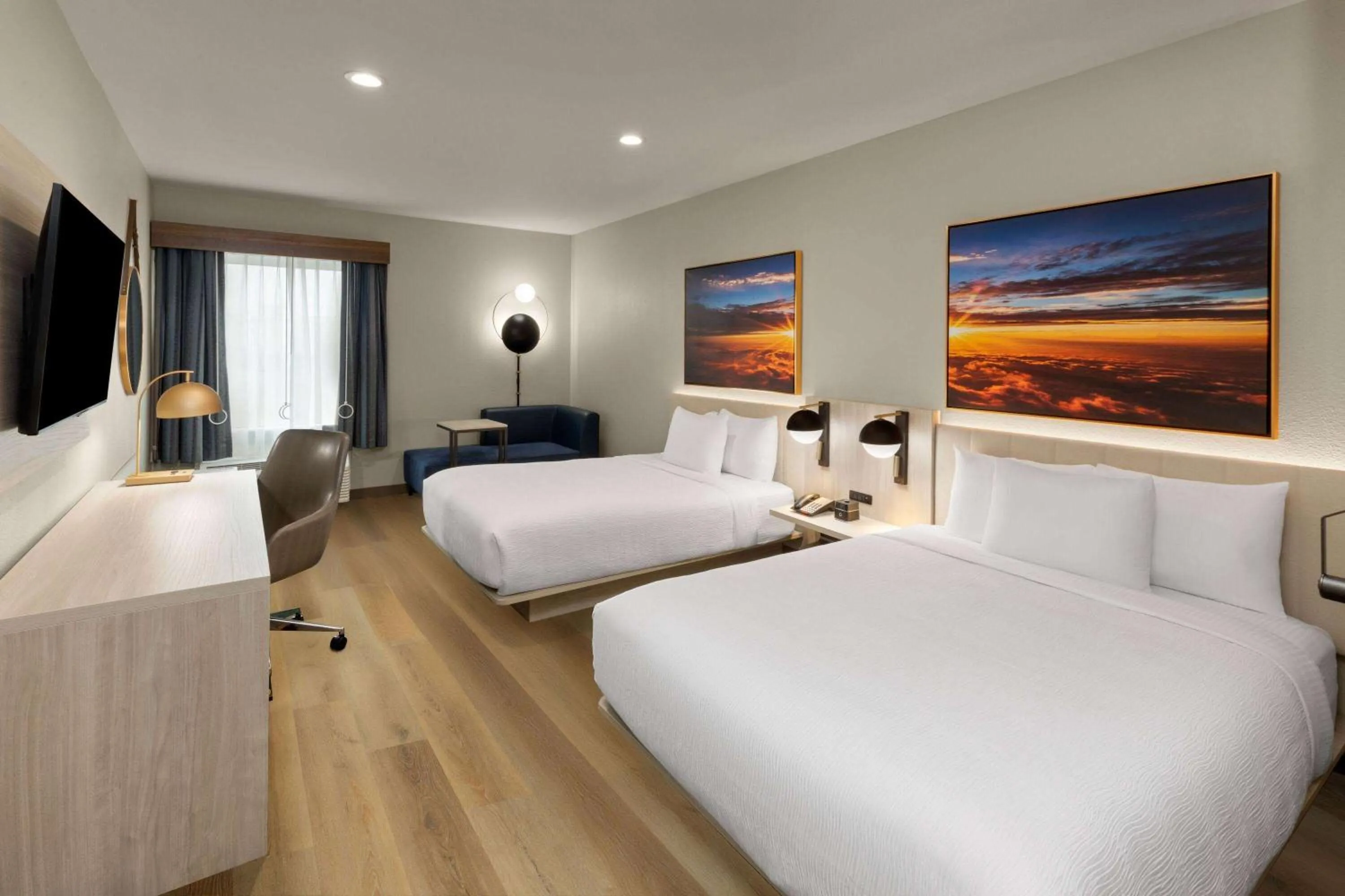 Photo of the whole room, Bed in La Quinta Inn & Suites by Wyndham DeSoto