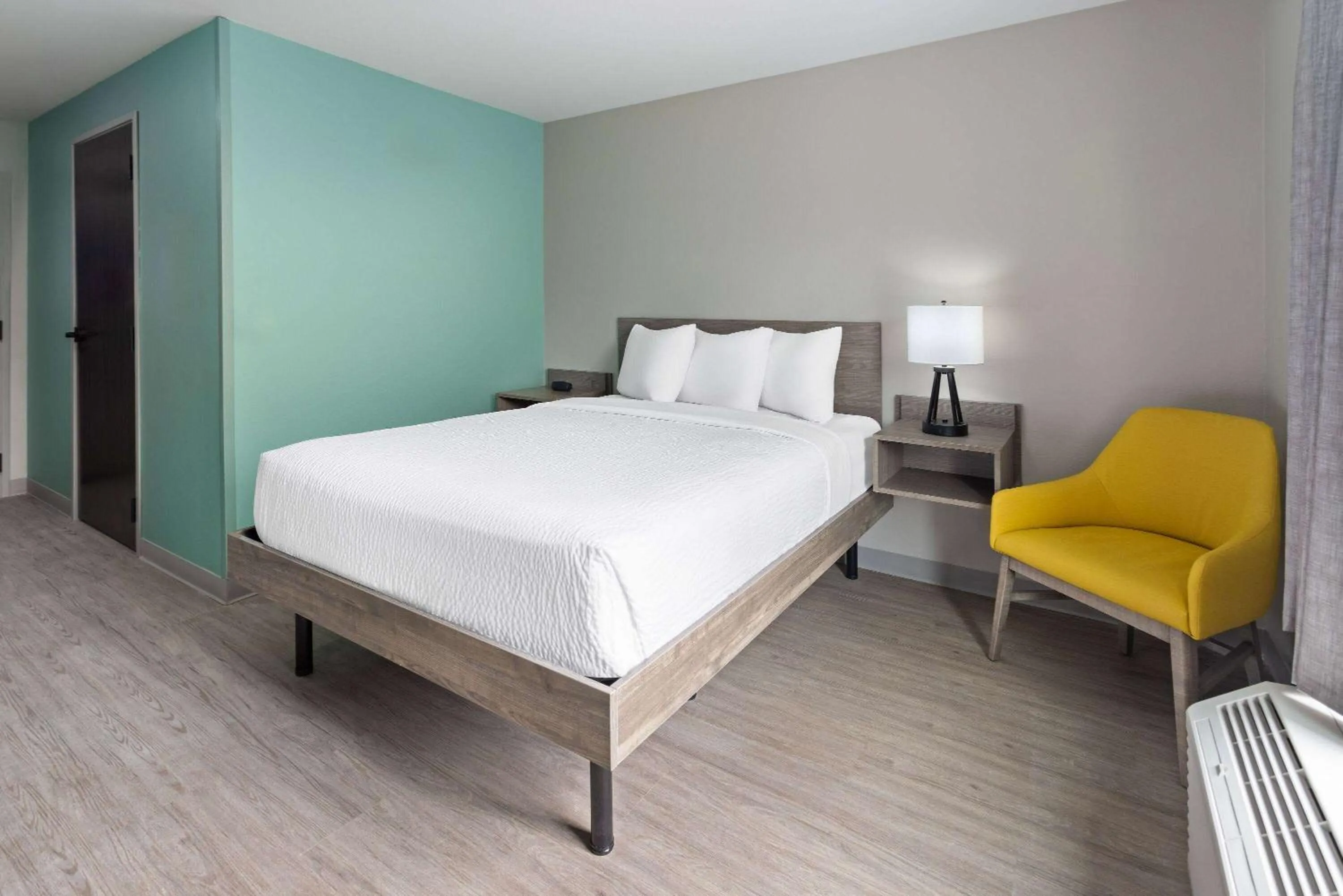 Photo of the whole room, Bed in ECHO Suites Extended Stay by Wyndham Richmond West