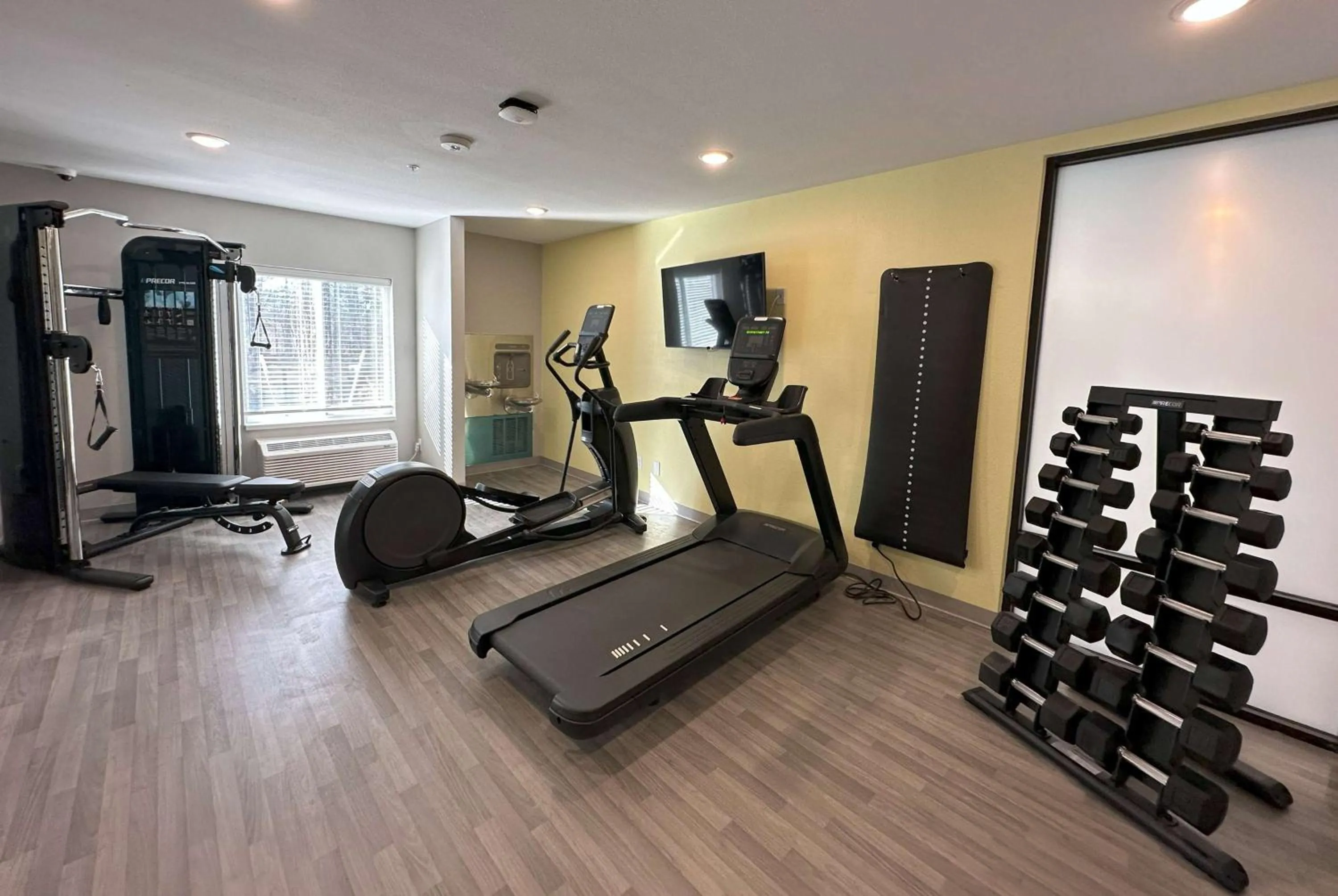 Fitness centre/facilities in ECHO Suites Extended Stay by Wyndham Richmond West