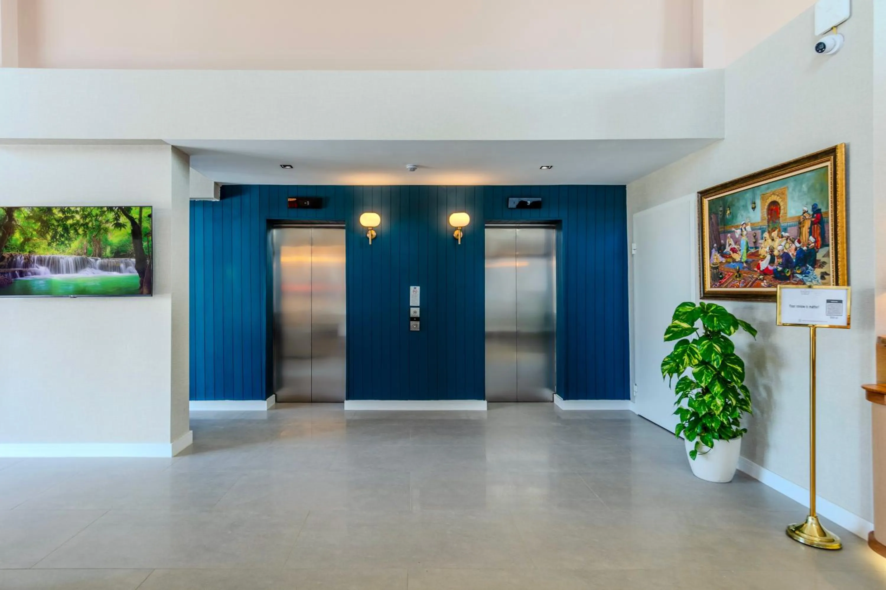 elevator in Nenessa Airport Hotel