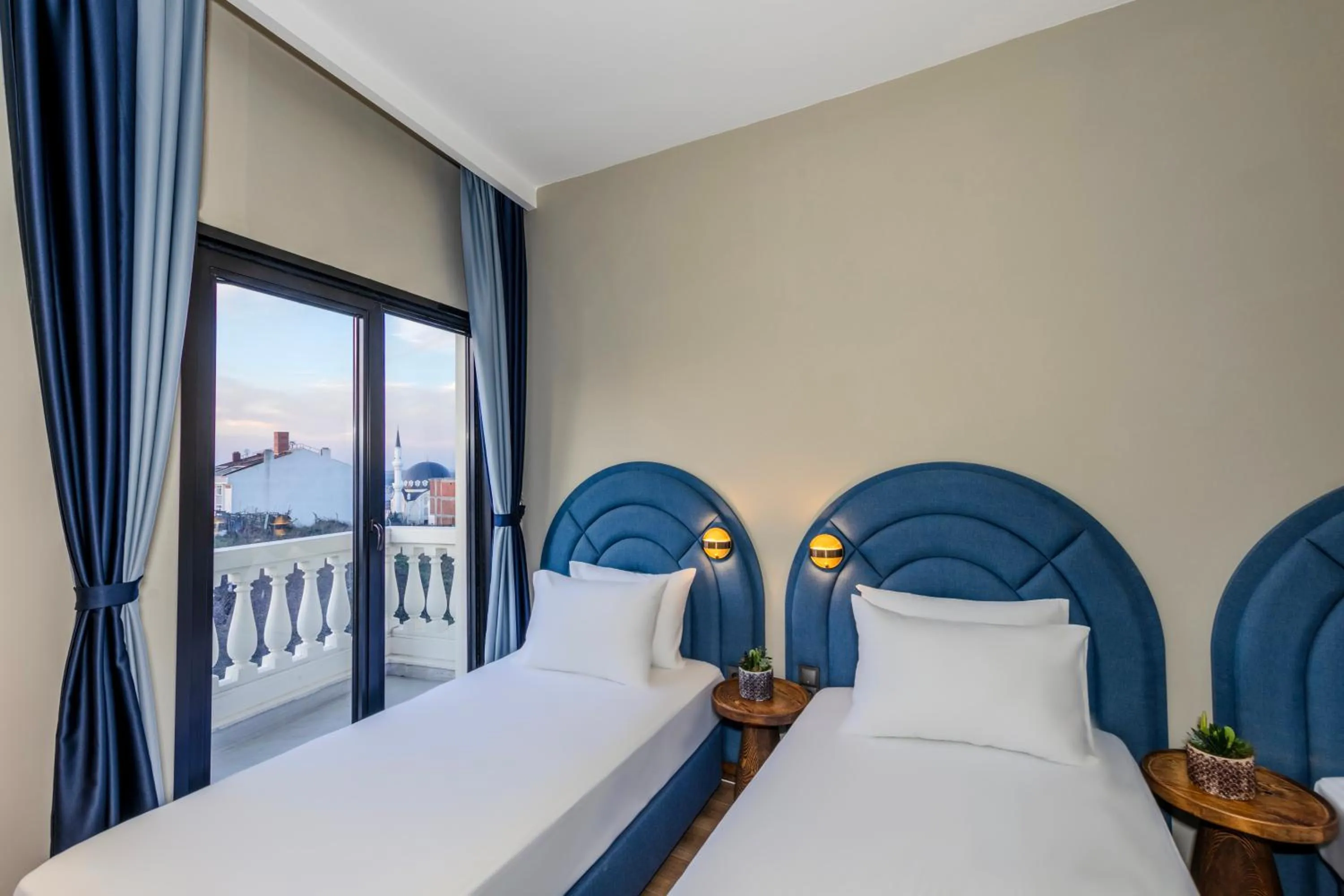 Bed in Nenessa Airport Hotel