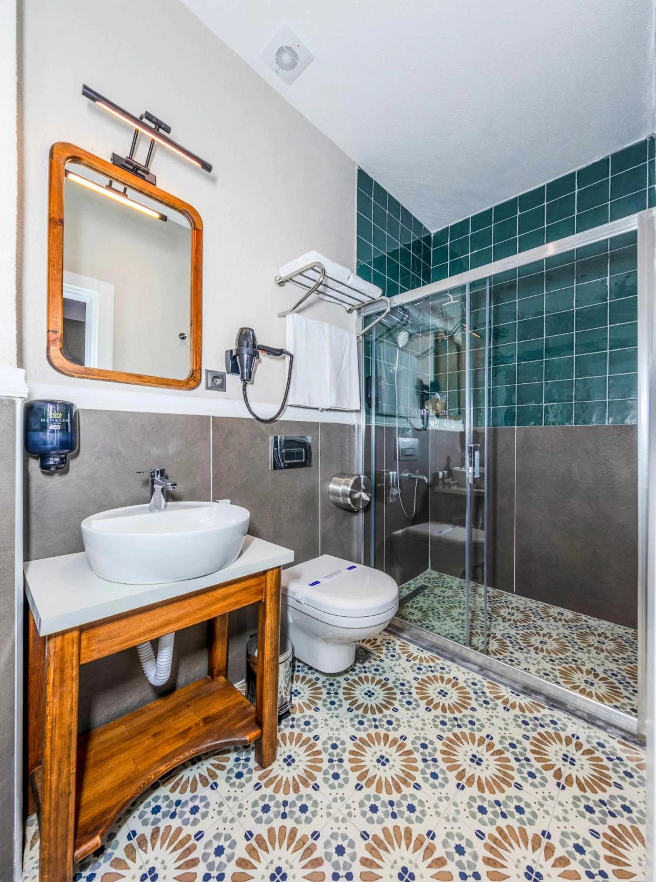 Shower in Nenessa Airport Hotel