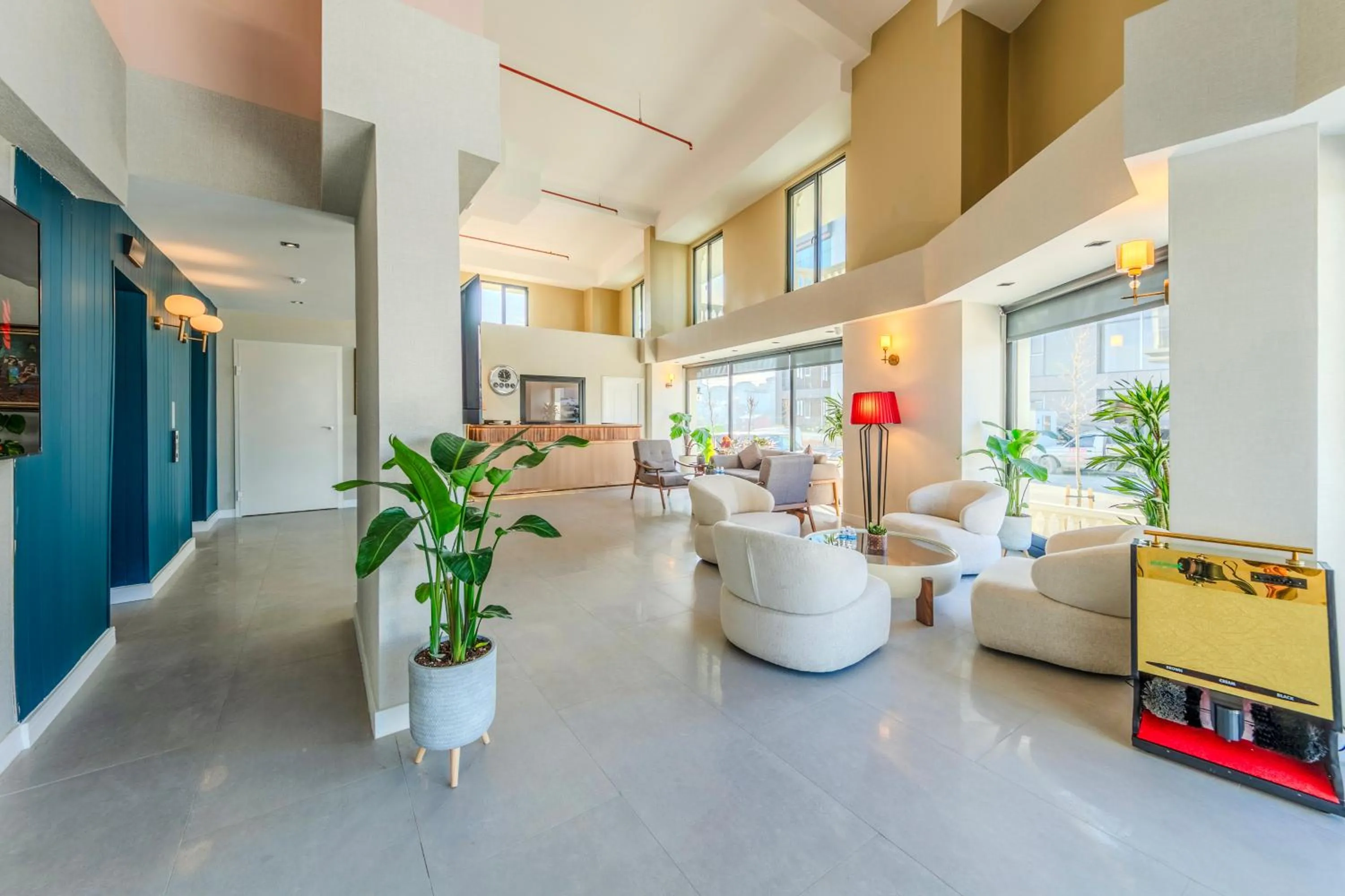 Communal lounge/ TV room in Nenessa Airport Hotel