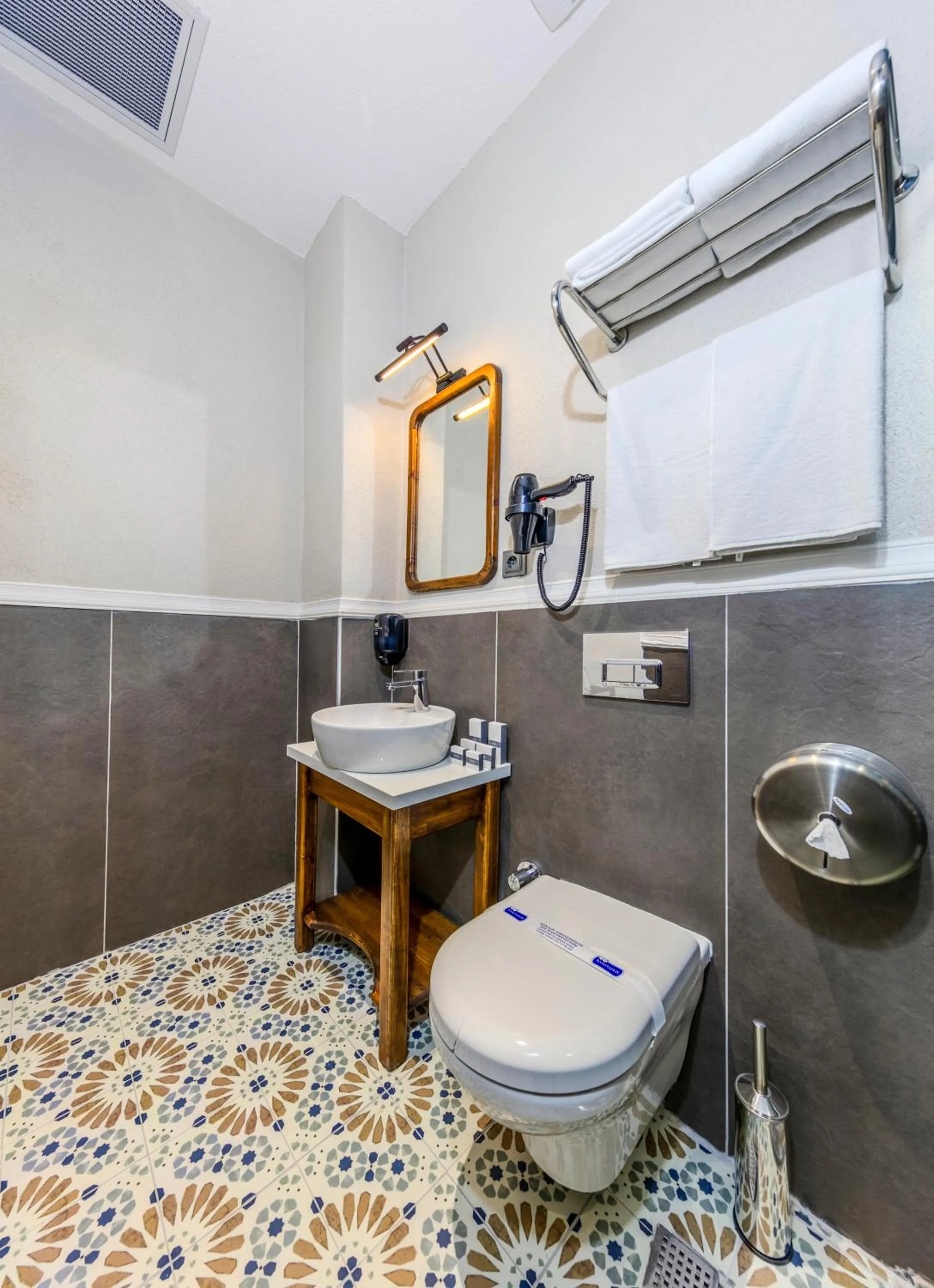 Toilet in Nenessa Airport Hotel