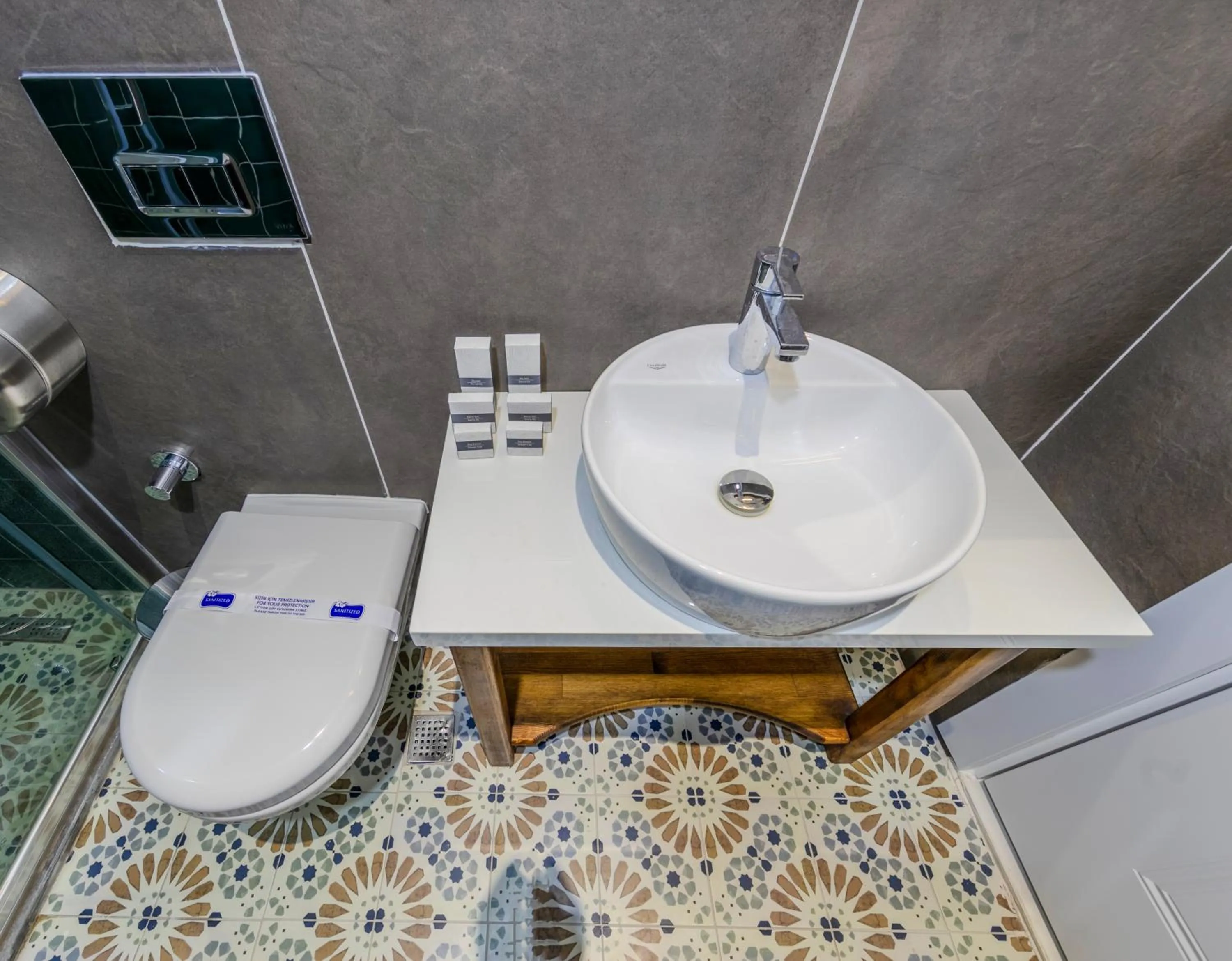 Toilet in Nenessa Airport Hotel