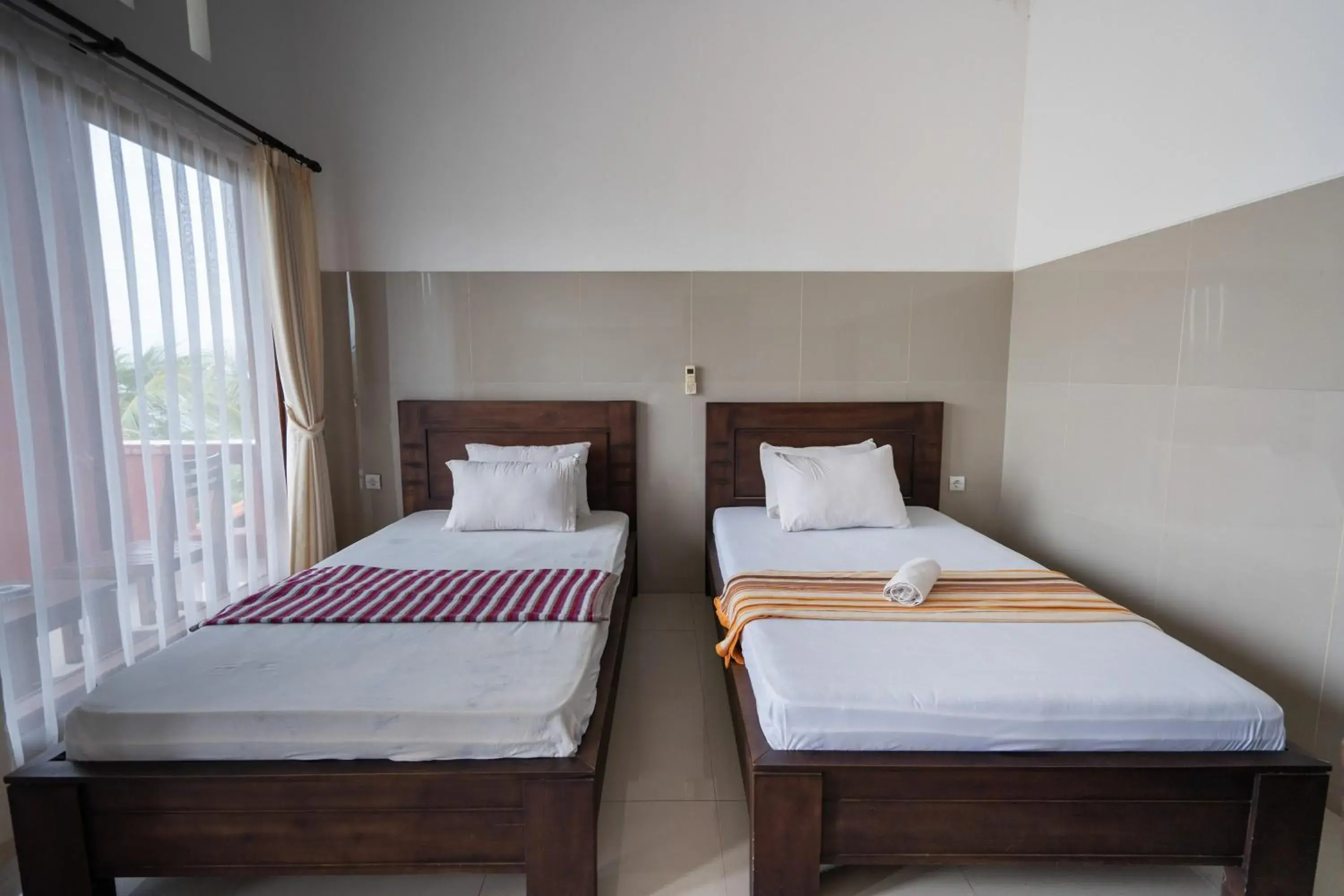 Standard Twin Room in Rommeo Inn Lovina Mitra RedDoorz Standard Twin Room in Rommeo Inn Lovina Mitra RedDoorz