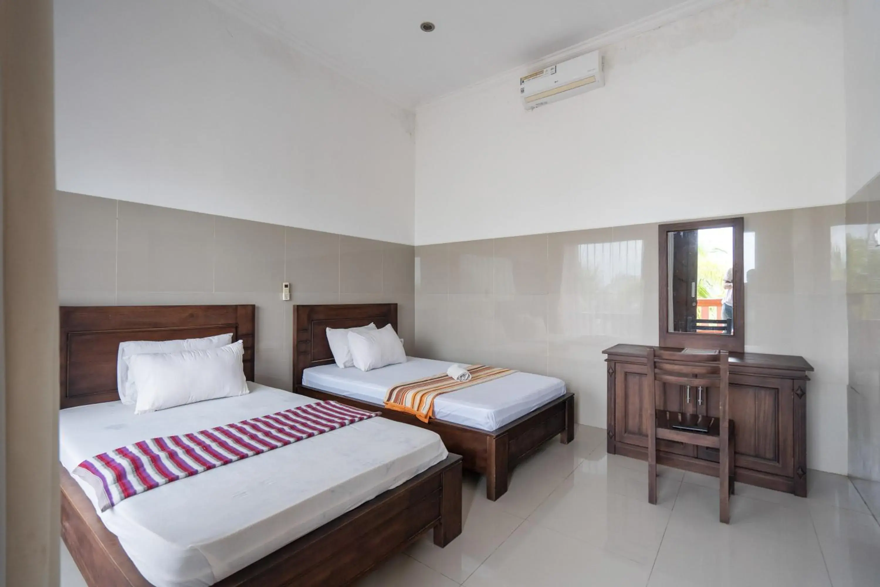 Standard Twin Room in Rommeo Inn Lovina Mitra RedDoorz Standard Twin Room in Rommeo Inn Lovina Mitra RedDoorz