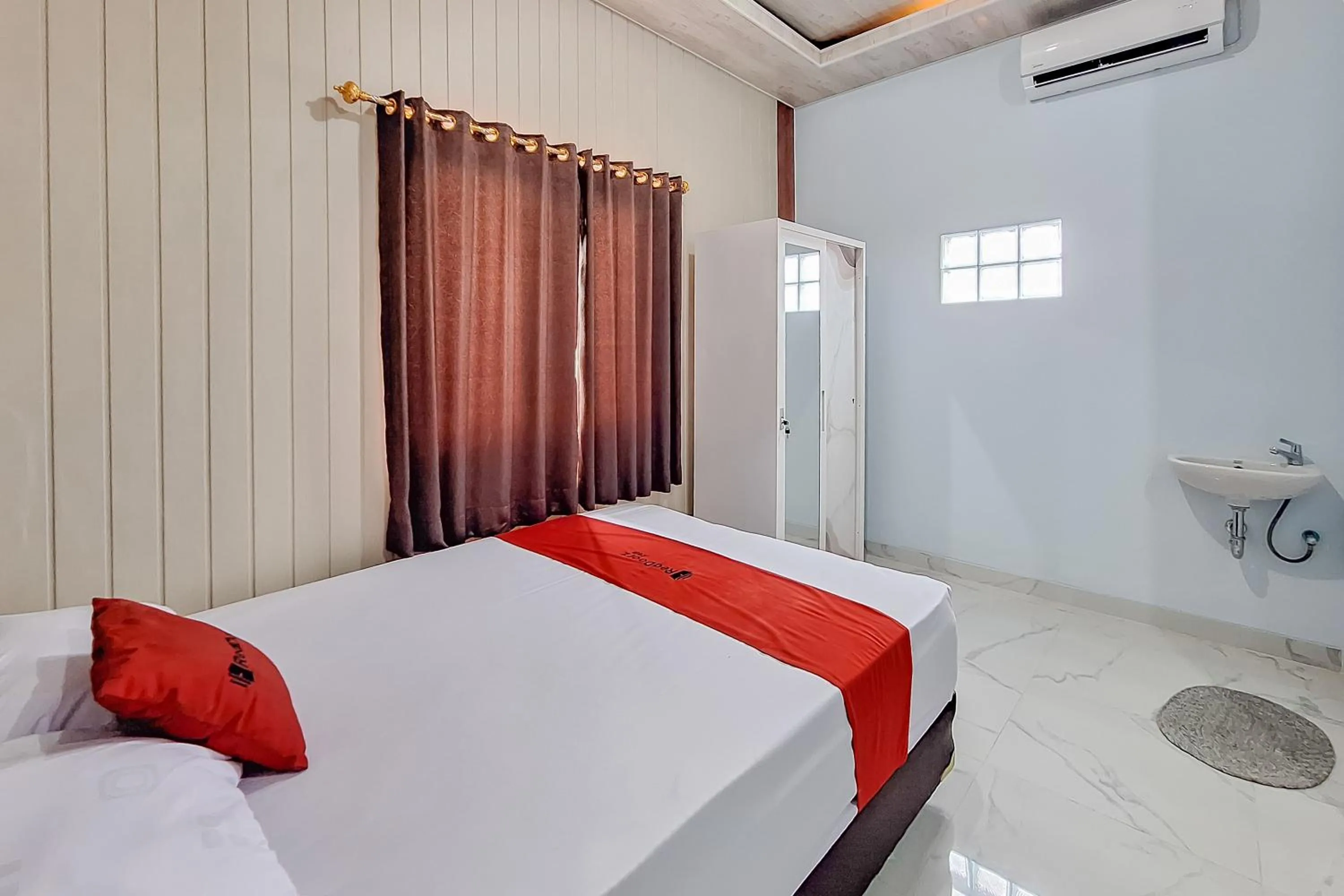 Bedroom, Bed in RedDoorz Syariah at Borba Kesepuhan Cirebon