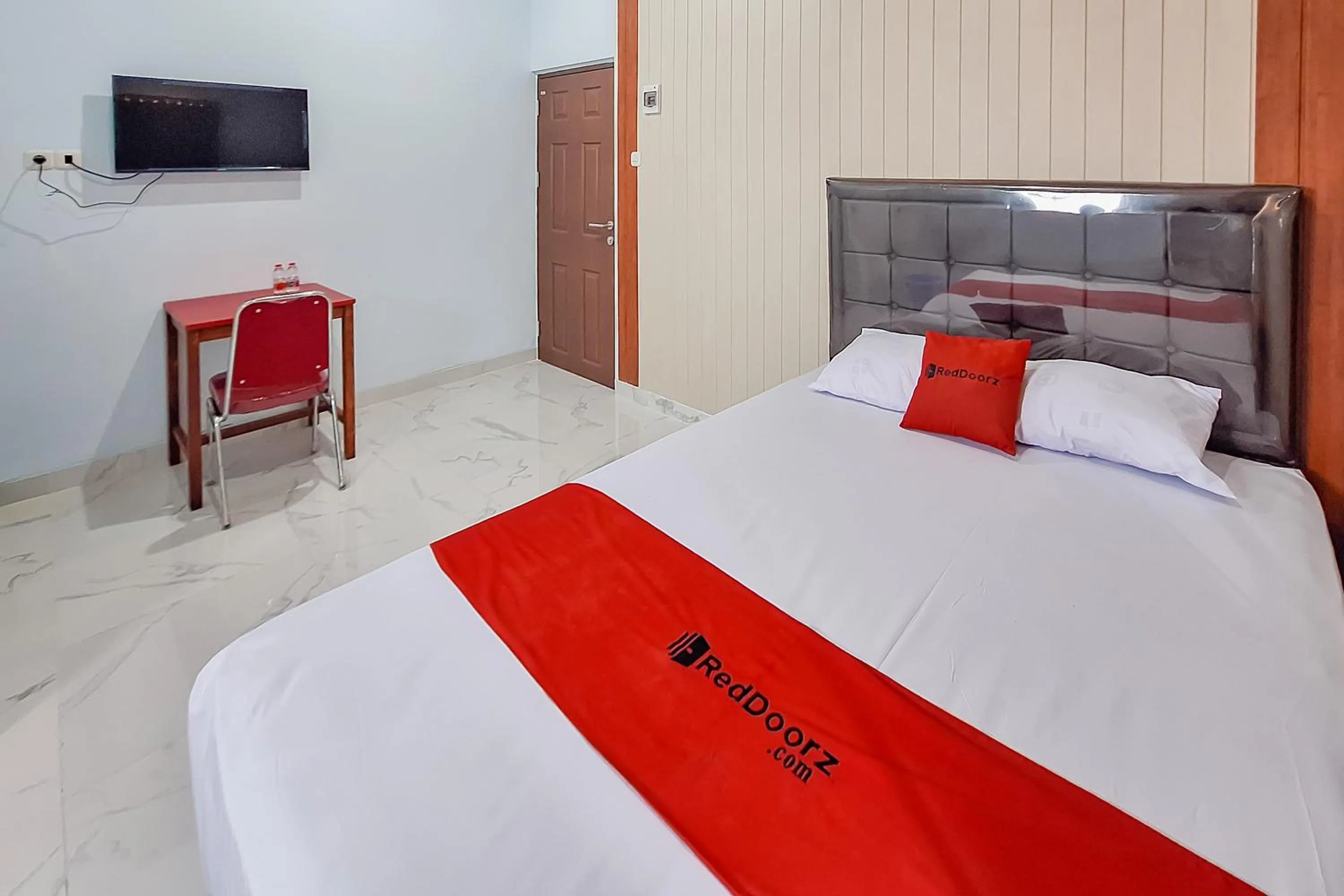 Bedroom, Bed in RedDoorz Syariah at Borba Kesepuhan Cirebon