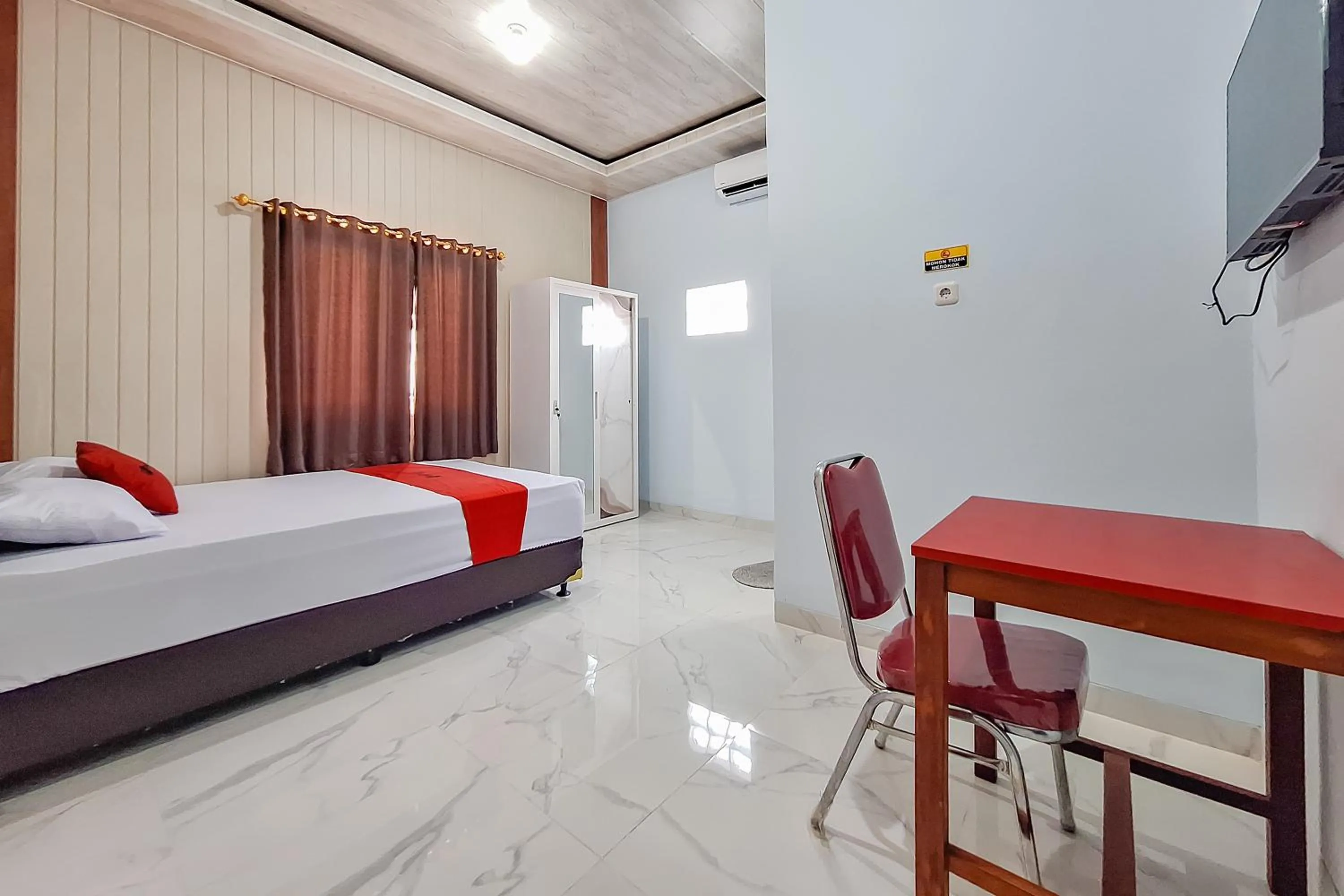 Bedroom, Bed in RedDoorz Syariah at Borba Kesepuhan Cirebon