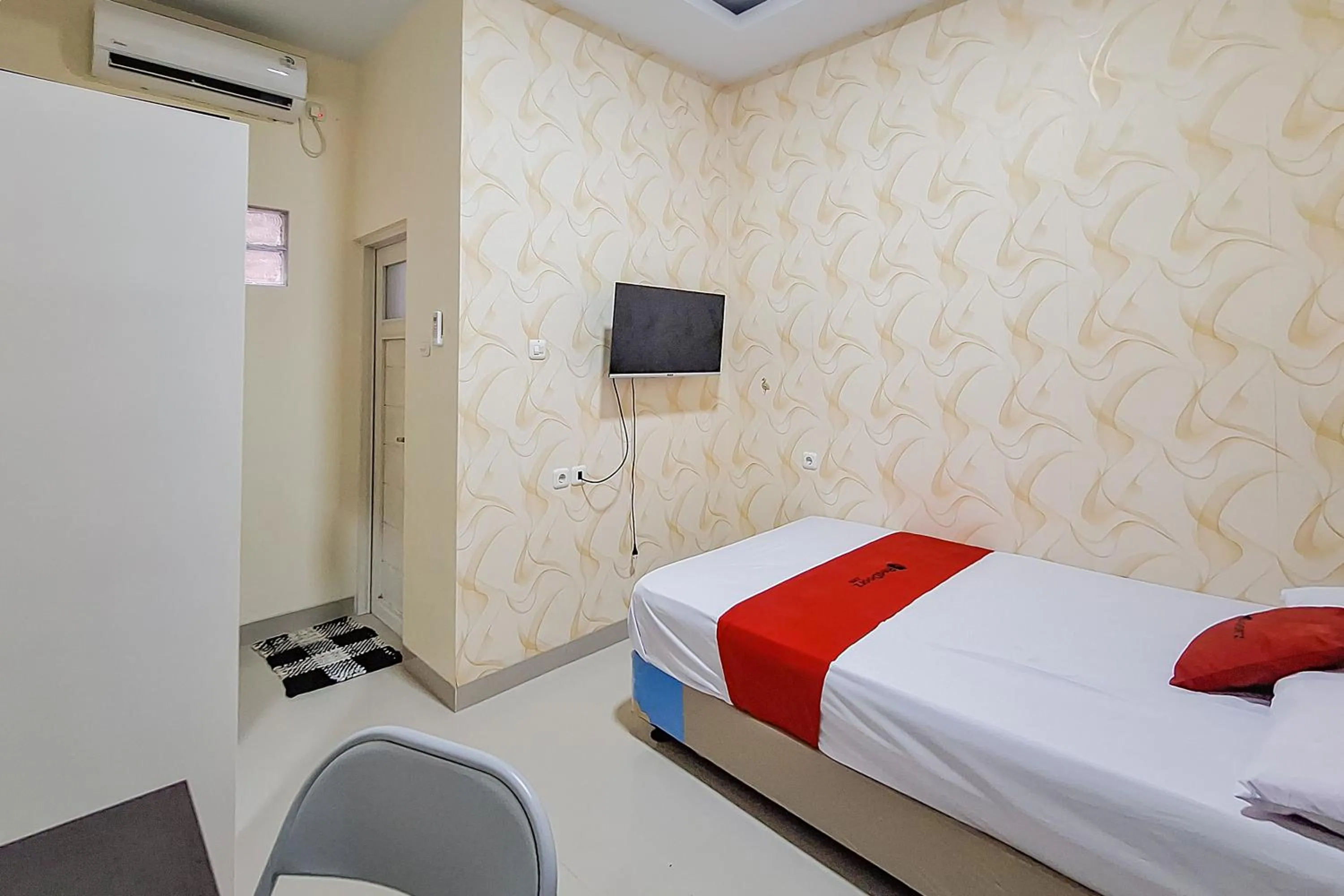Bedroom, Bed in RedDoorz Syariah at Borba Kesepuhan Cirebon