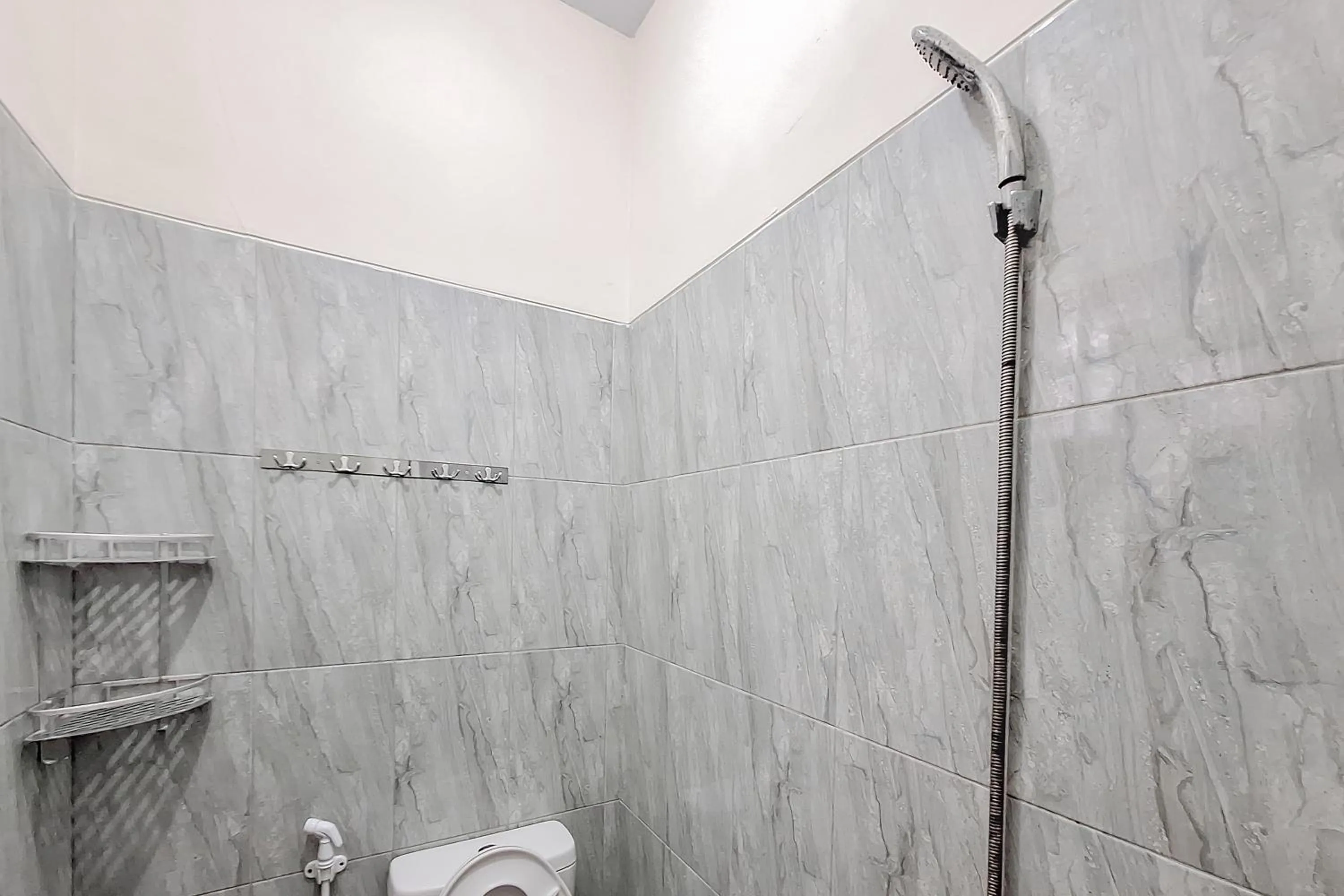 Bathroom in RedDoorz Syariah at Borba Kesepuhan Cirebon