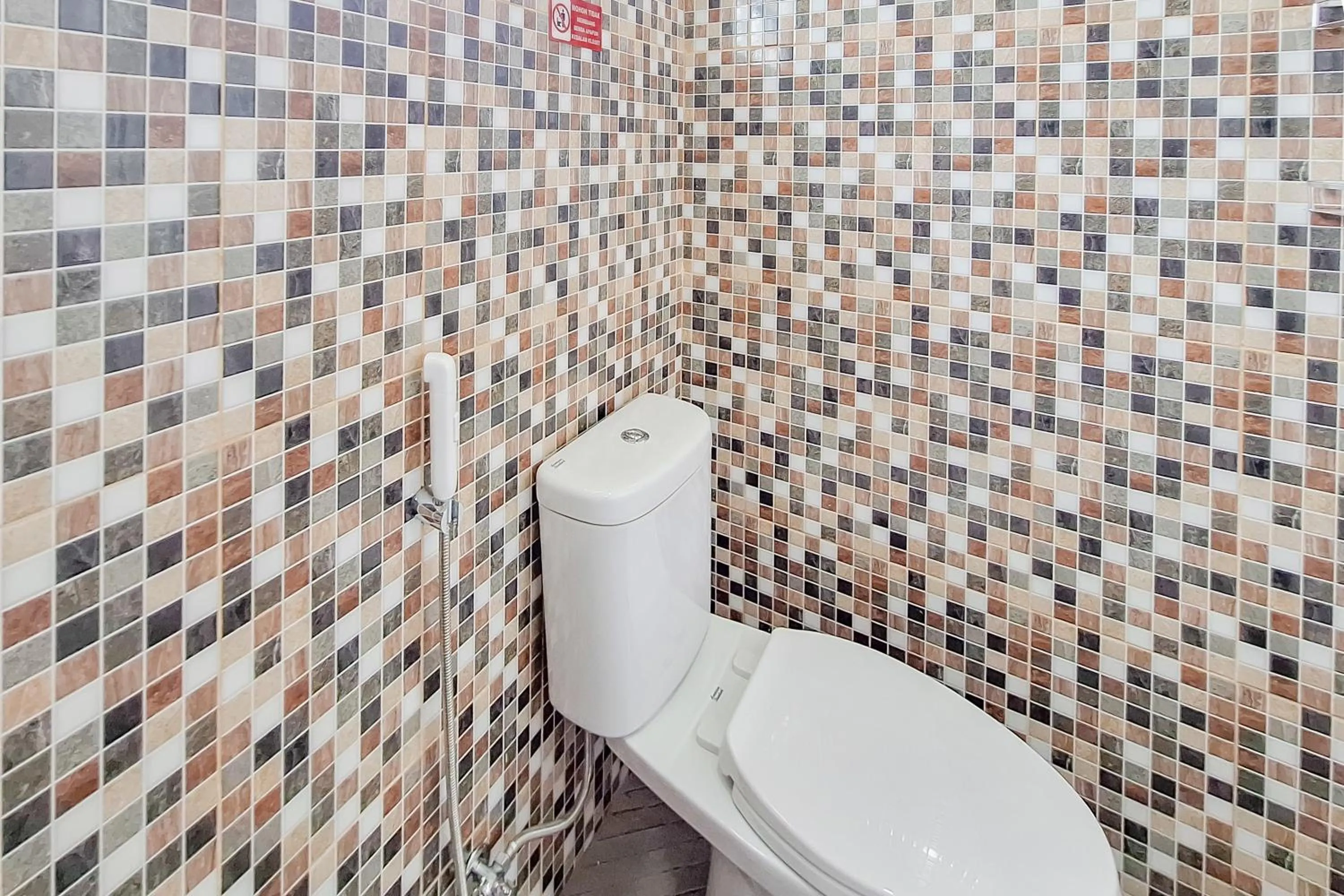 Bathroom in RedDoorz Syariah at Borba Kesepuhan Cirebon
