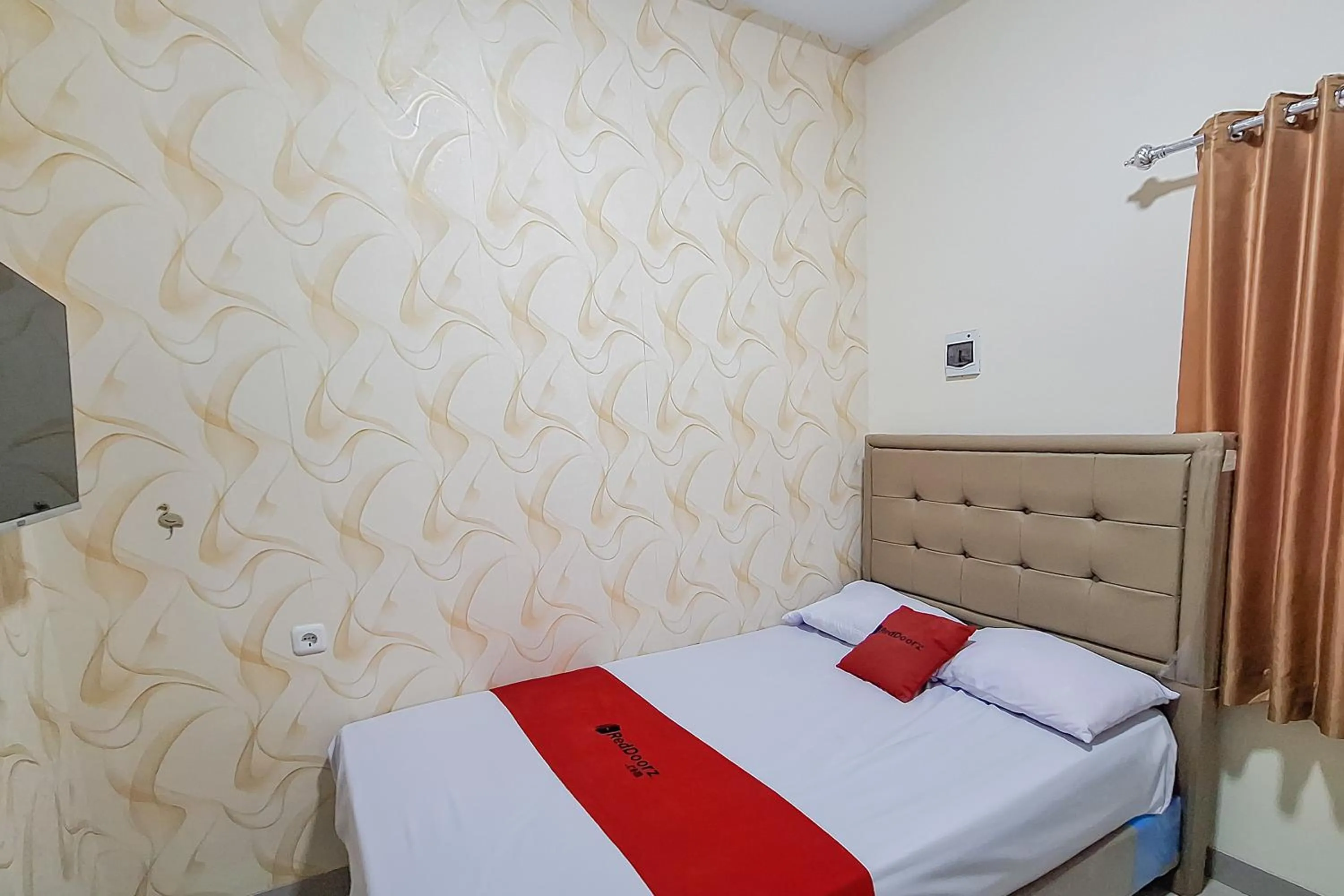 Bedroom, Bed in RedDoorz Syariah at Borba Kesepuhan Cirebon