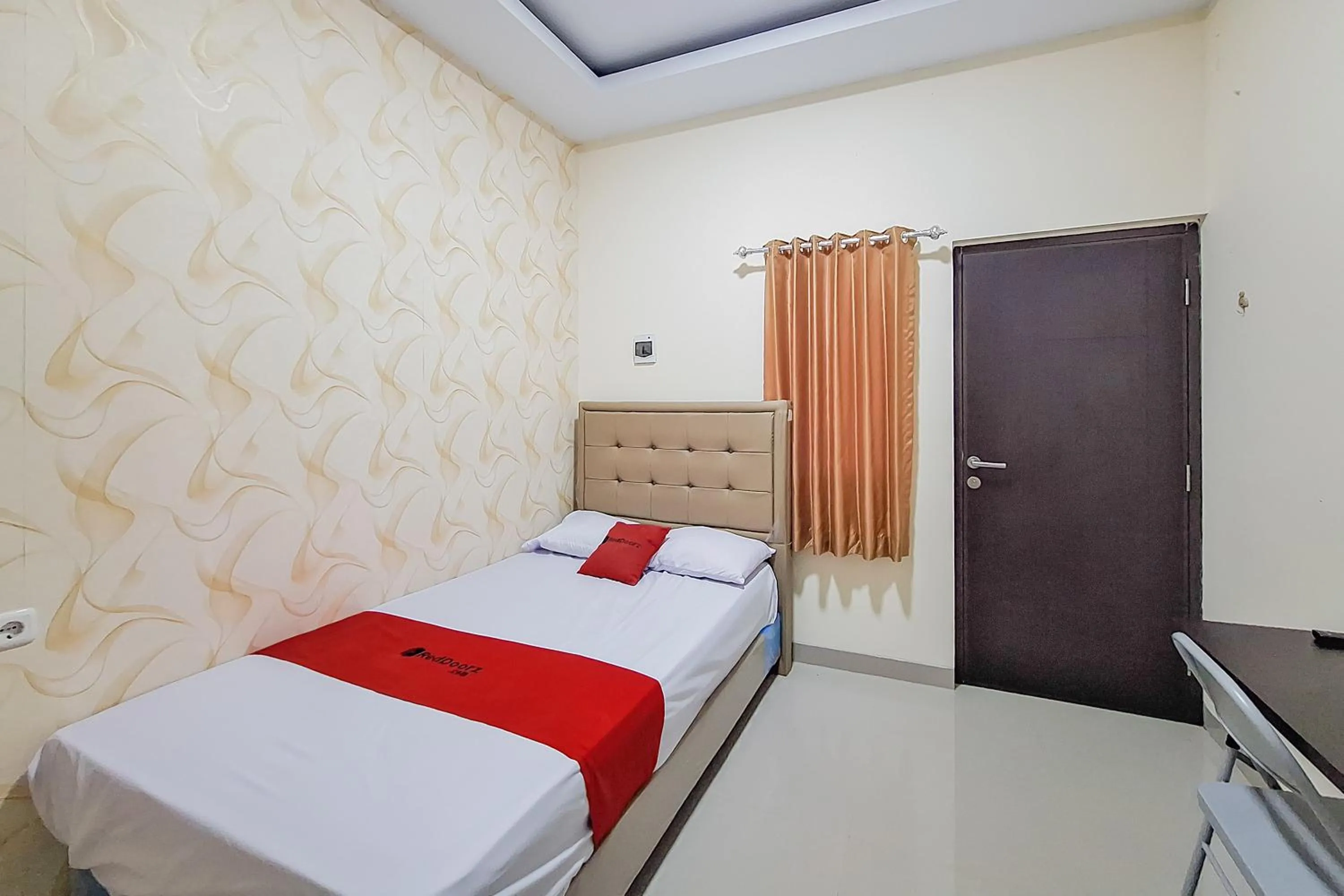 Bedroom, Bed in RedDoorz Syariah at Borba Kesepuhan Cirebon