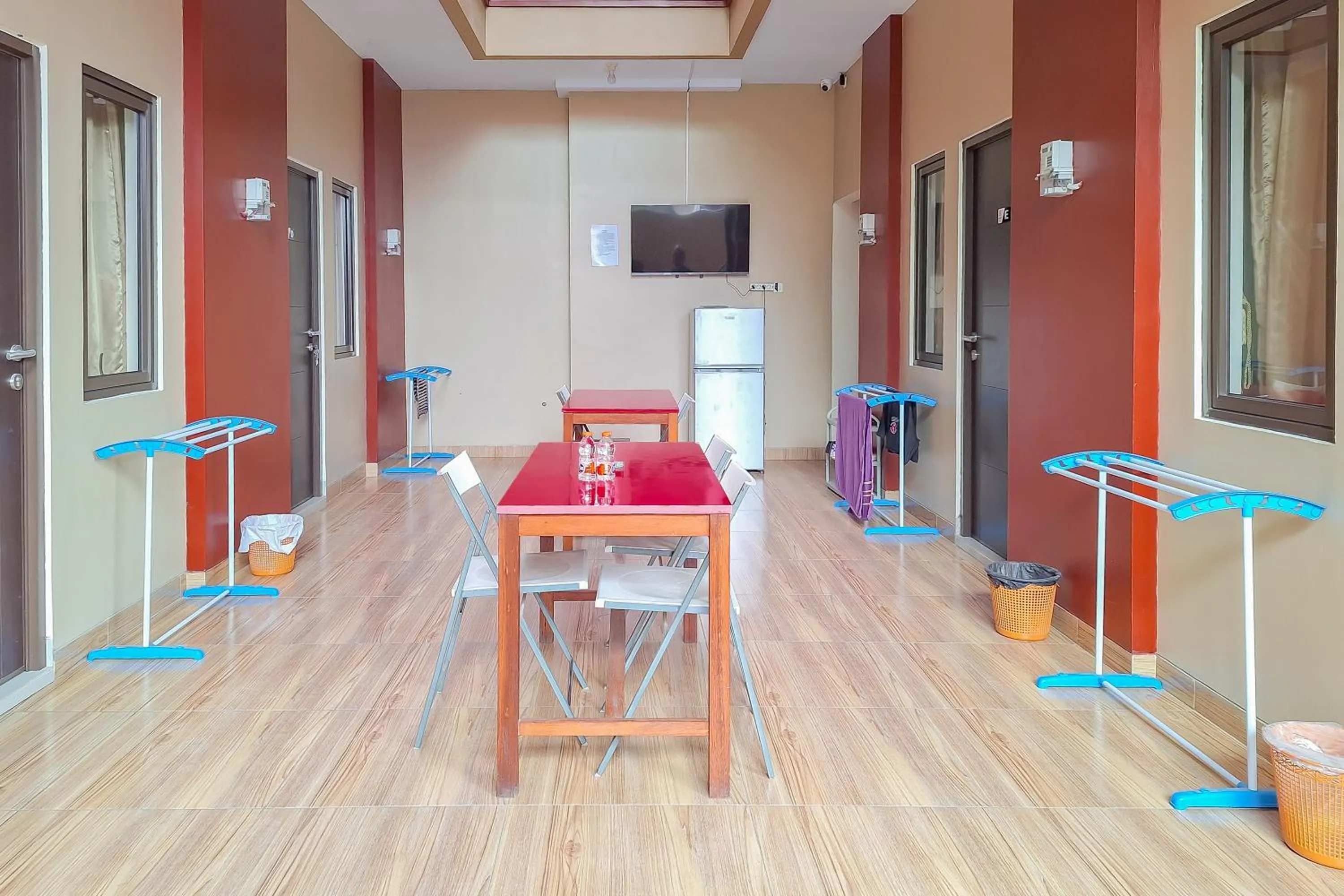 Dining area in RedDoorz Syariah at Borba Kesepuhan Cirebon