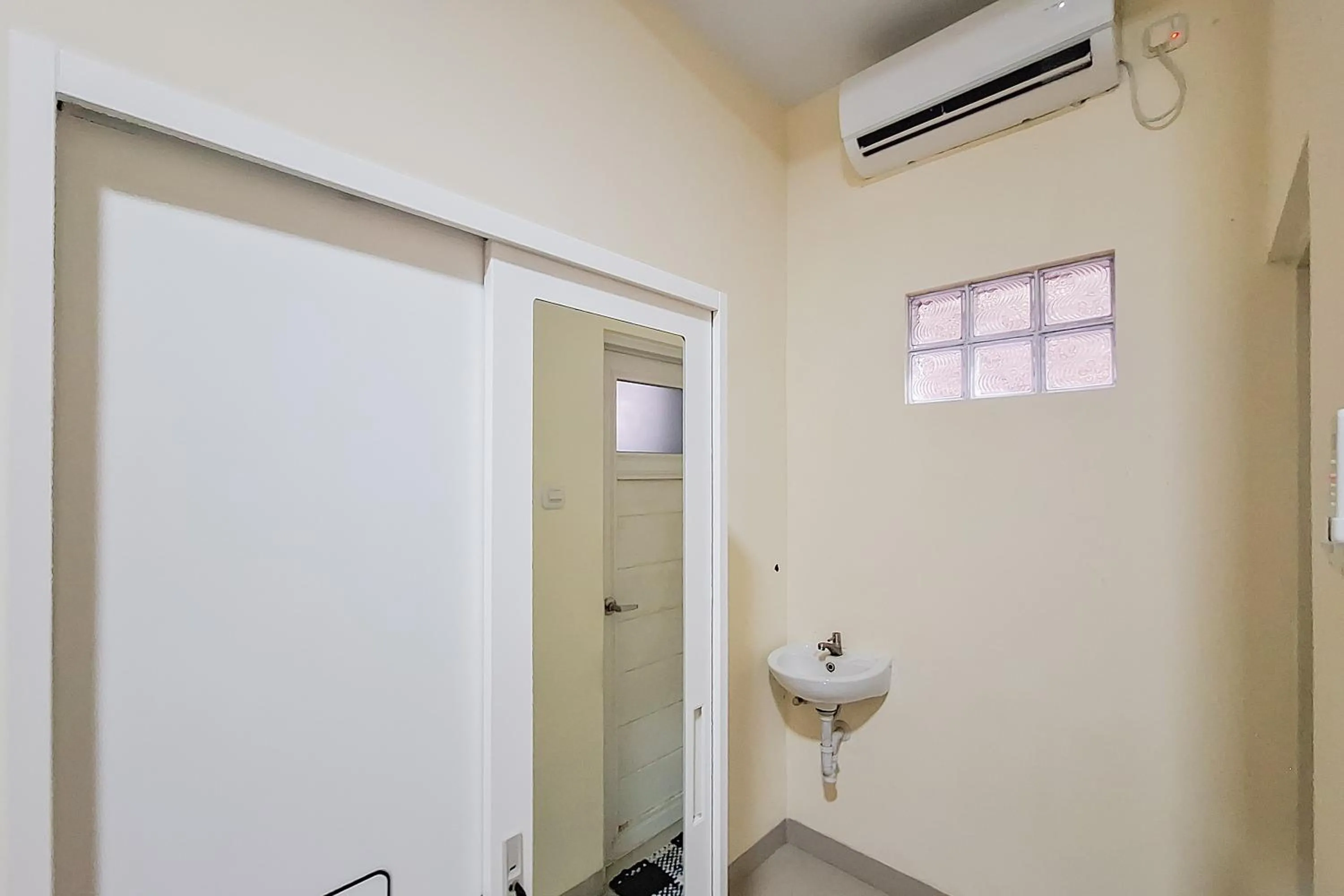 Bathroom in RedDoorz Syariah at Borba Kesepuhan Cirebon