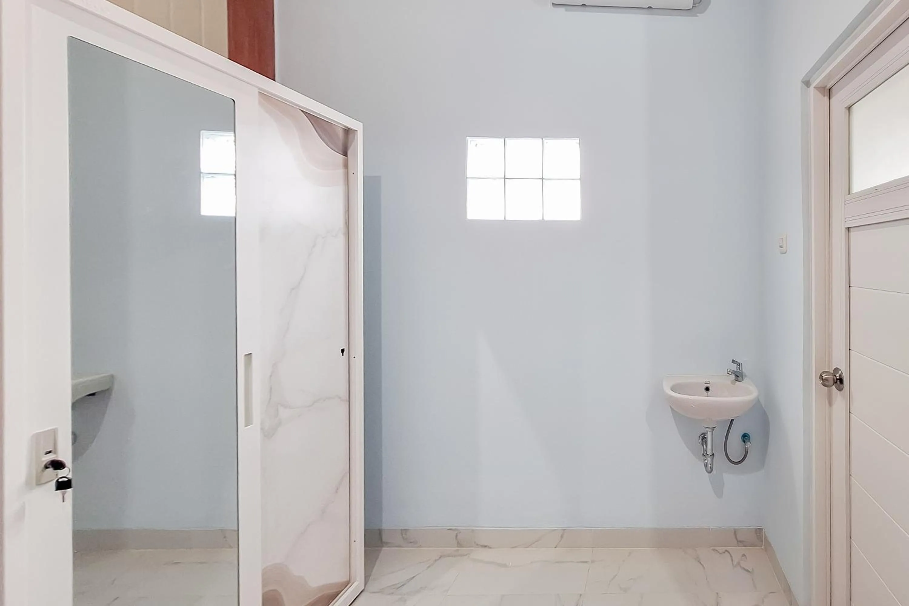 Bathroom in RedDoorz Syariah at Borba Kesepuhan Cirebon