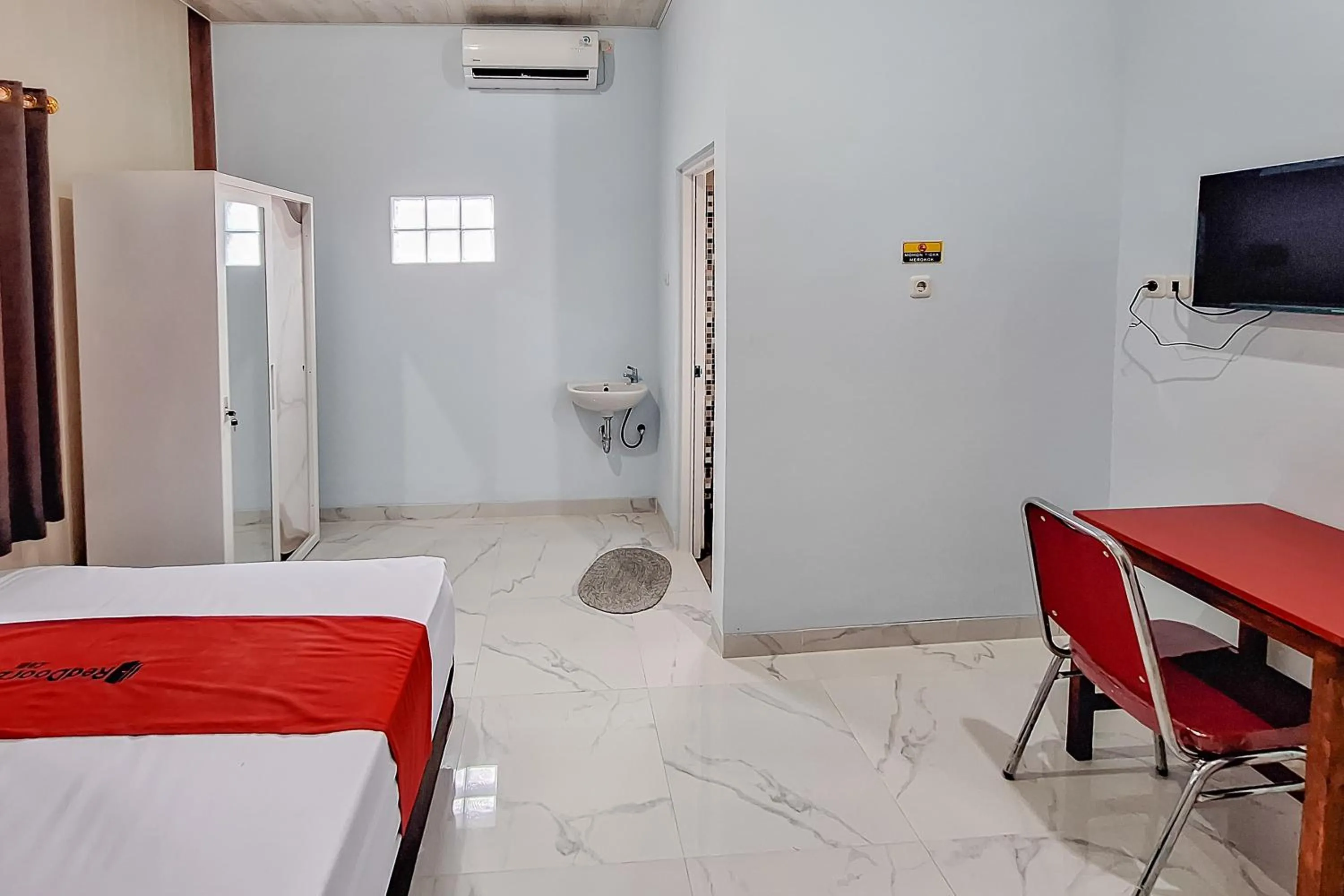 Bedroom, Bed in RedDoorz Syariah at Borba Kesepuhan Cirebon