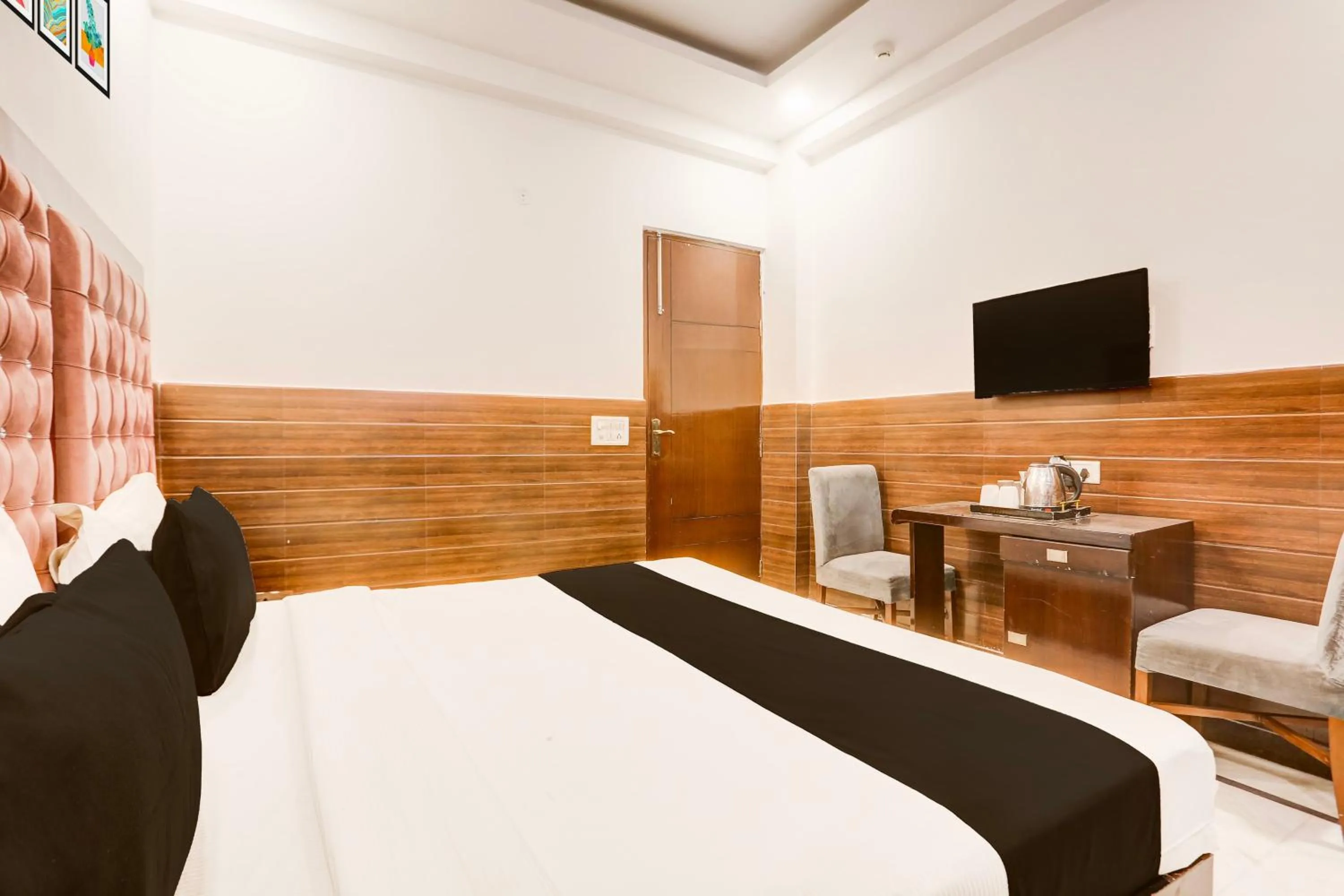 Bedroom, Bed in Collection O Mahipalpur Near Airport Formerly Jindal Palace