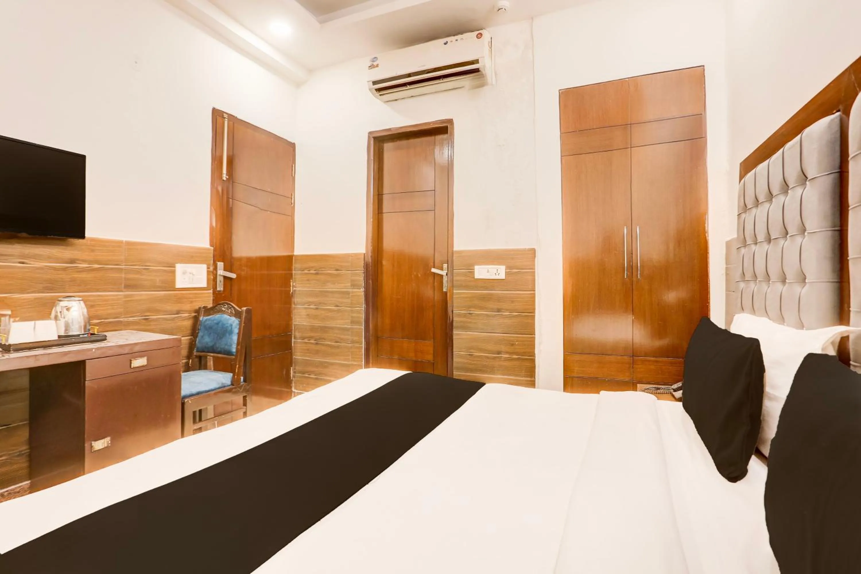 Bedroom, Bed in Collection O Mahipalpur Near Airport Formerly Jindal Palace