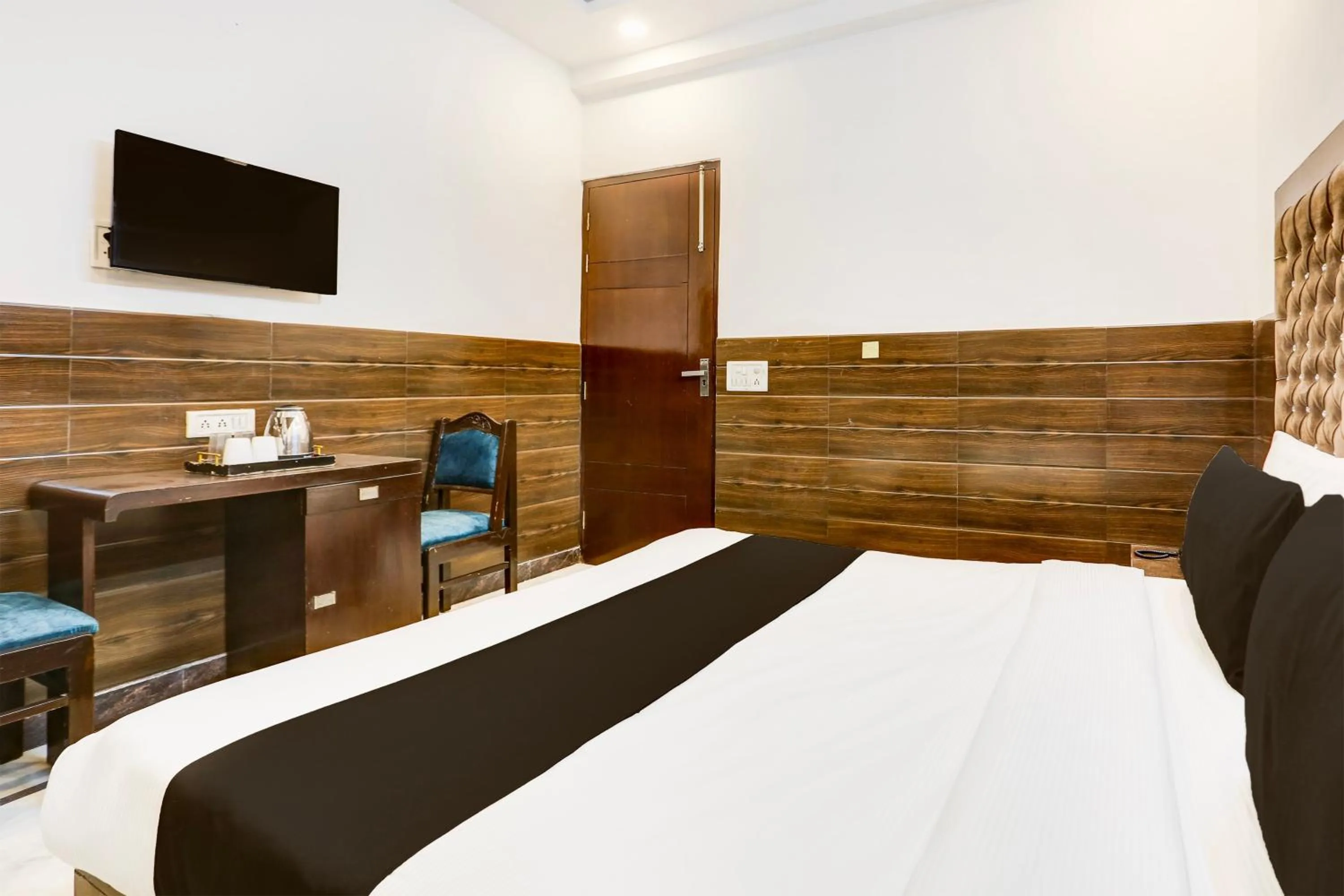 Bedroom, Bed in Collection O Mahipalpur Near Airport Formerly Jindal Palace