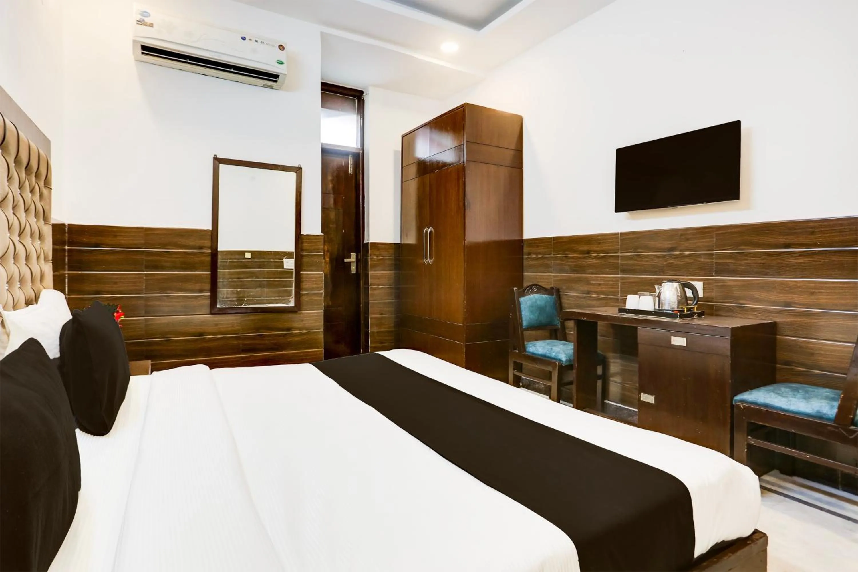 Bedroom, Bed in Collection O Mahipalpur Near Airport Formerly Jindal Palace