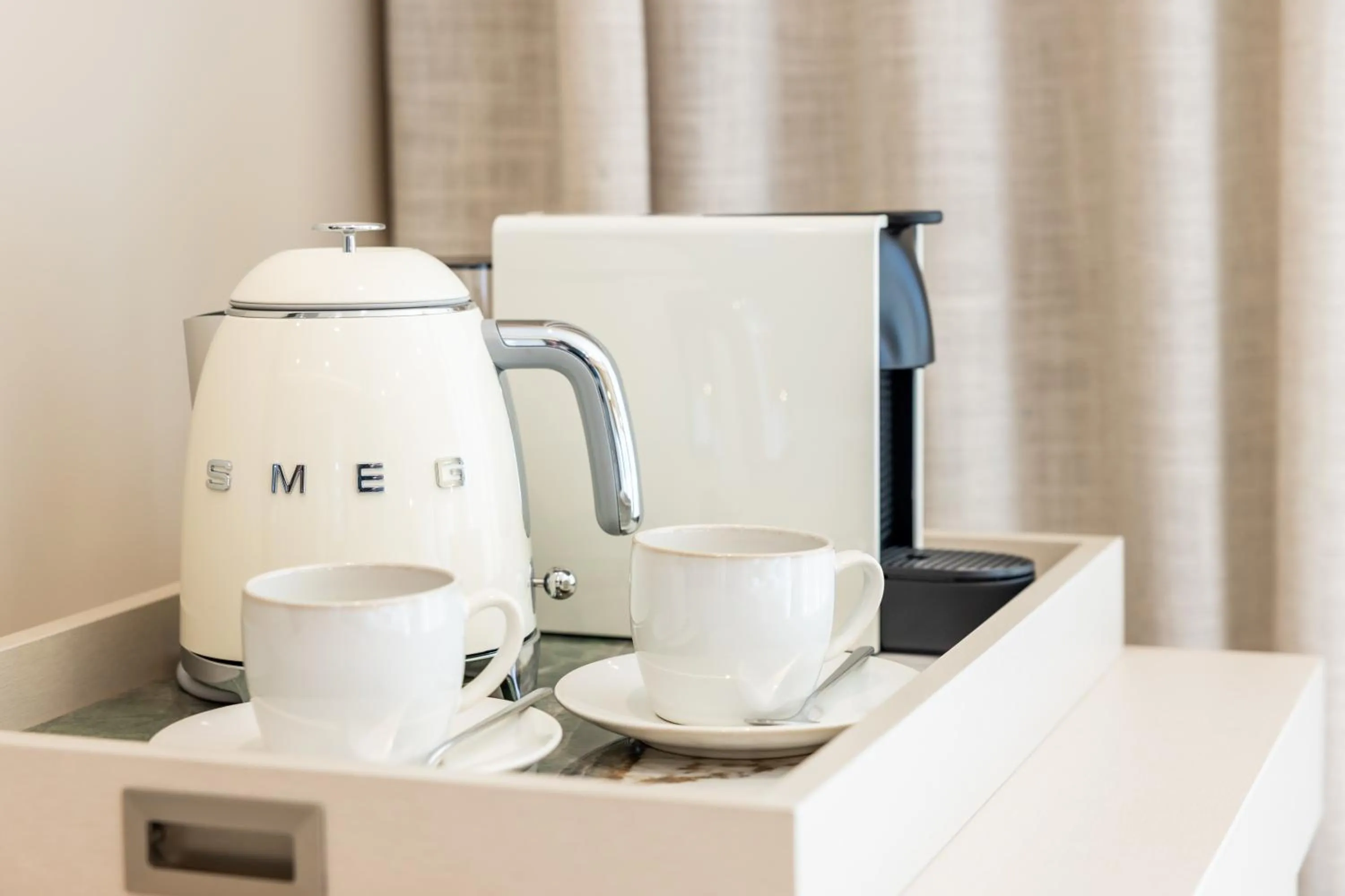 Coffee/tea facilities in Castelo Suites Hotel