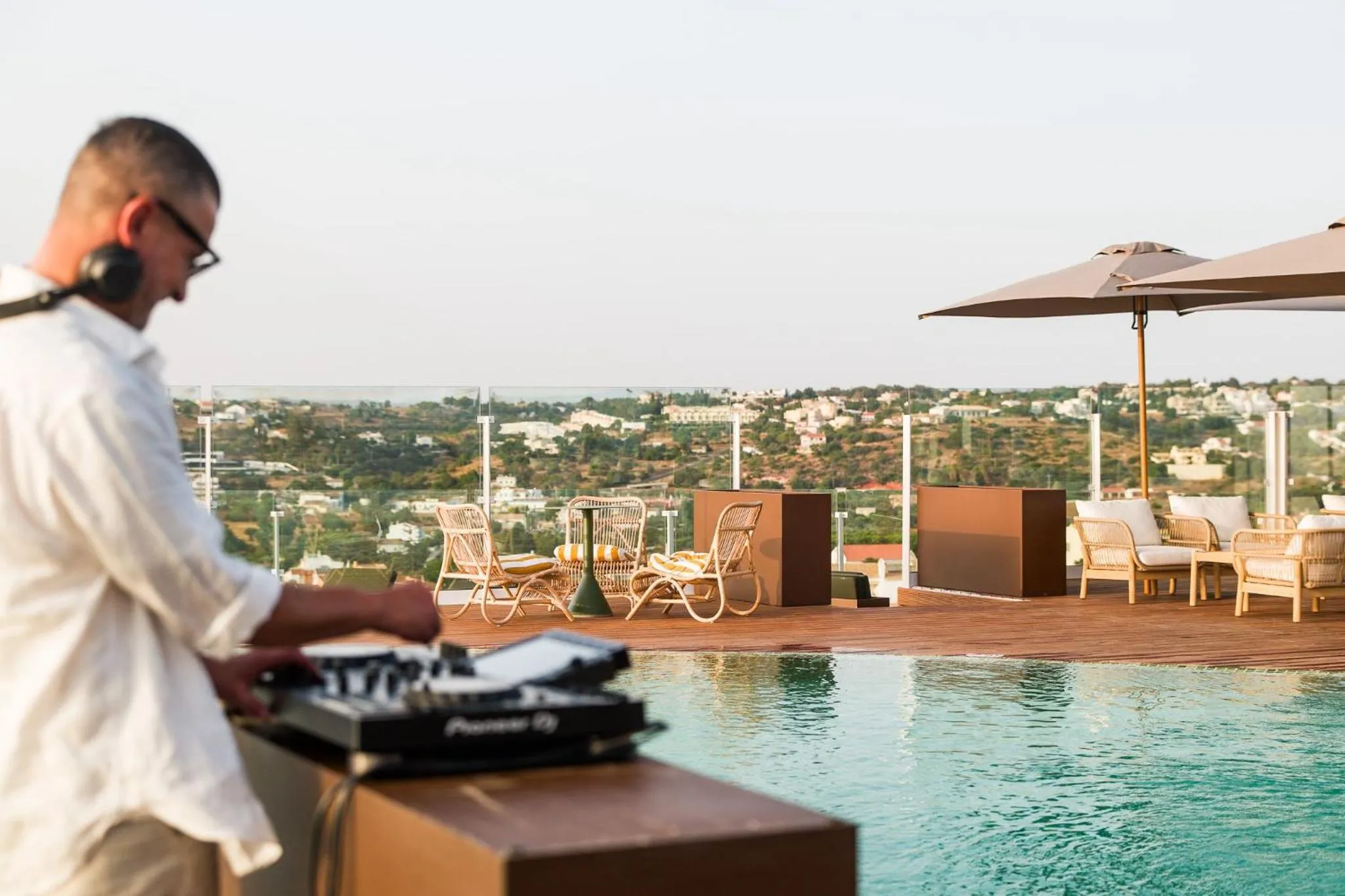 People in Castelo Suites Hotel