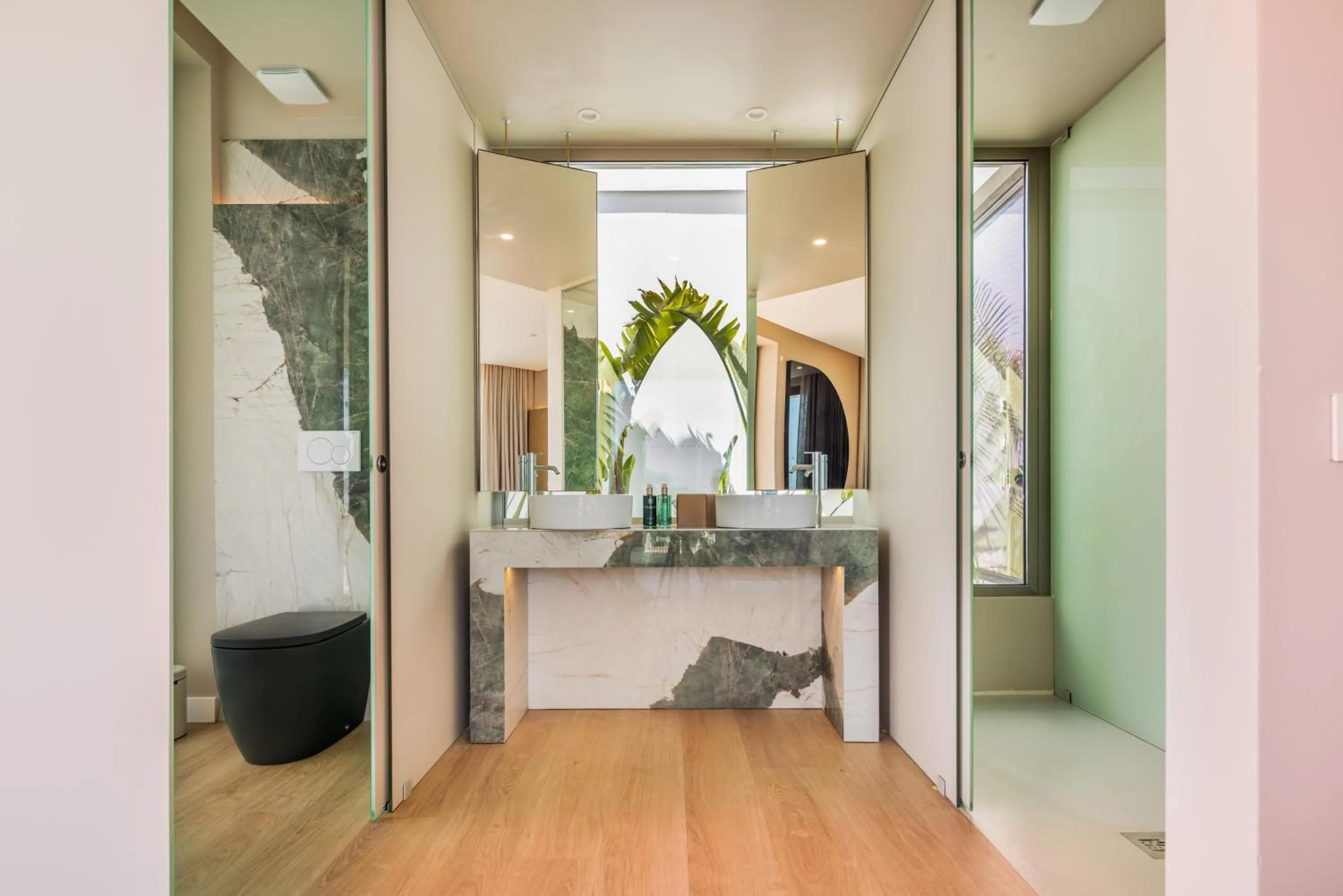 Toilet in Castelo Suites Hotel