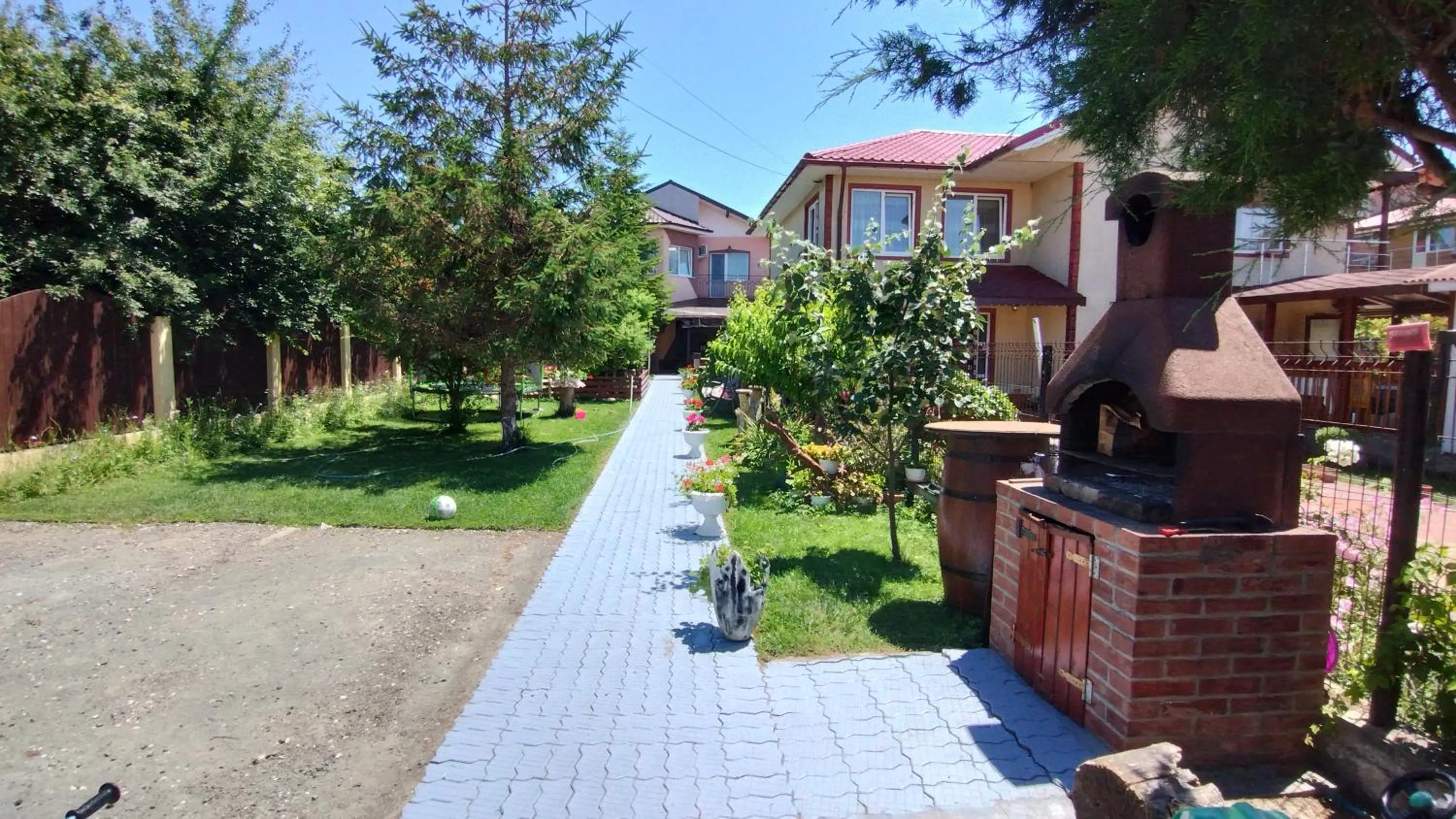 Garden view in Casa Aura Costinești