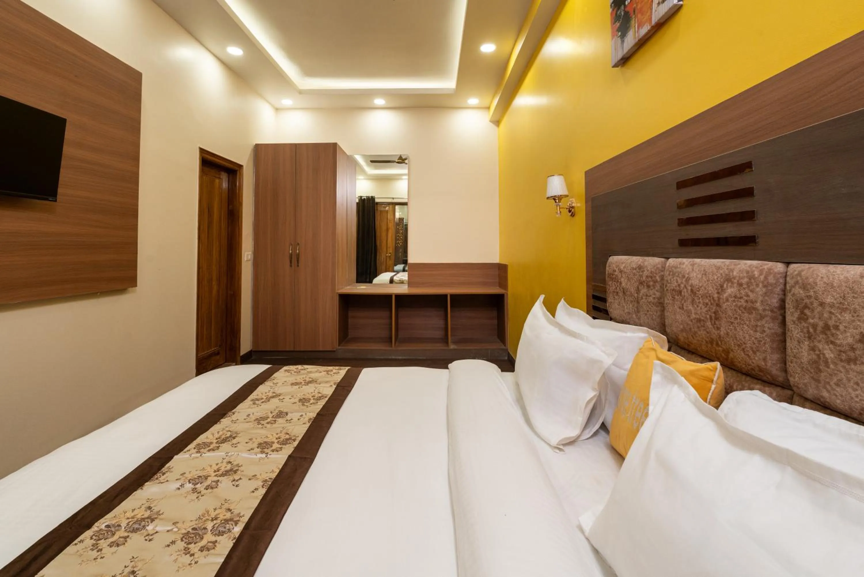 Bed in Lime Tree Hotel & One Bed Room Serviced Apartment - Noida Next to Sector 50 Metro with Party Venue