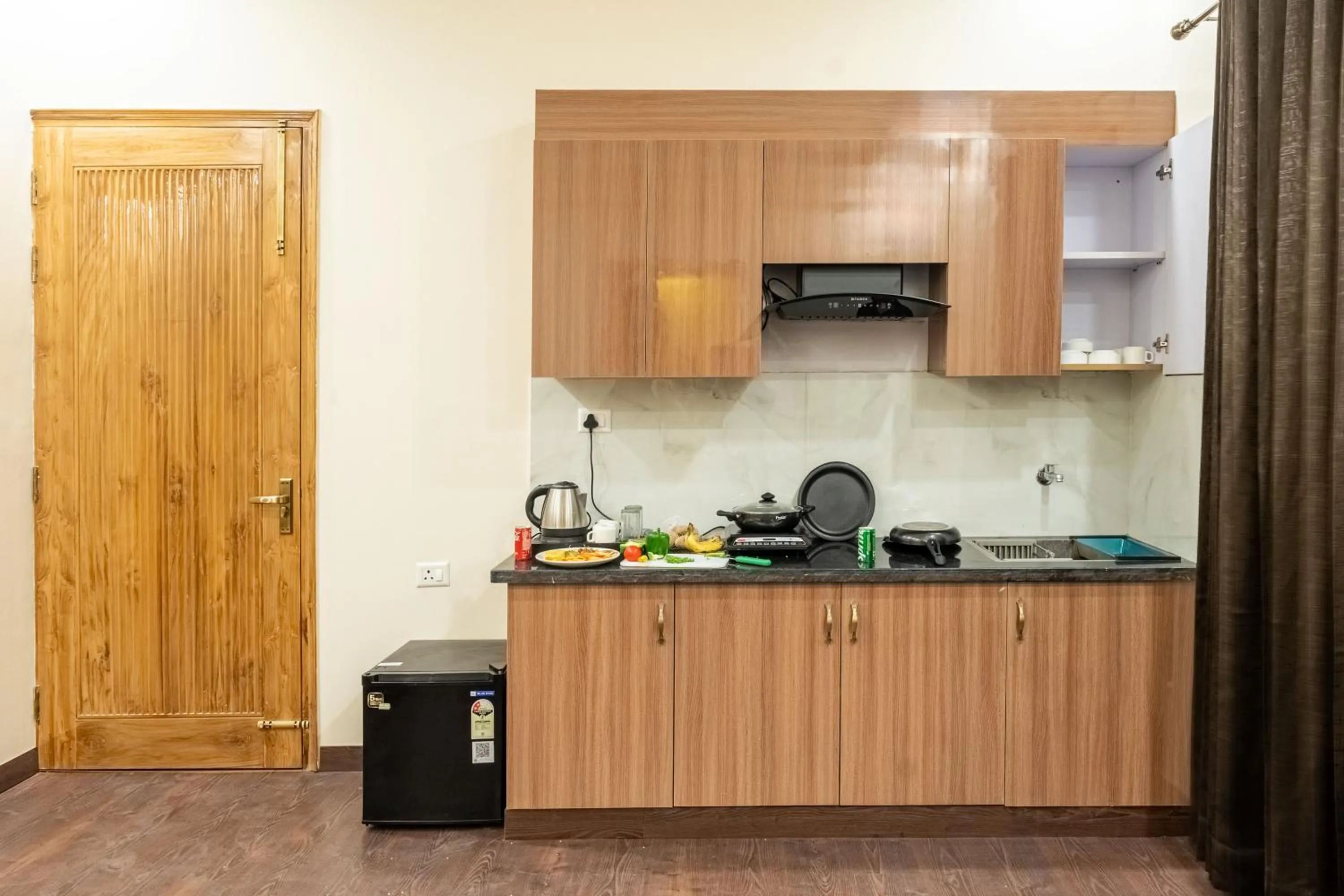 Kitchen or kitchenette in Lime Tree Hotel & One Bed Room Serviced Apartment - Noida Next to Sector 50 Metro with Party Venue