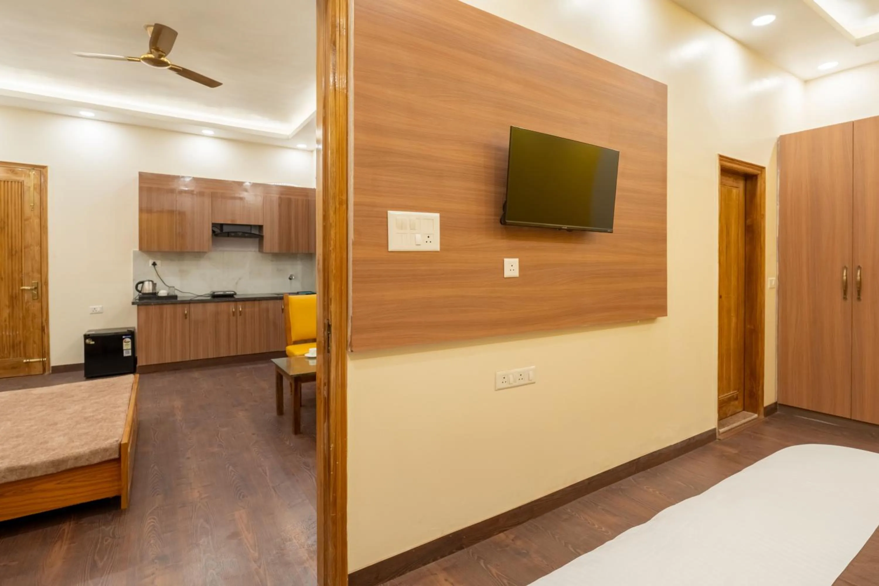 Communal lounge/ TV room, Bed in Lime Tree Hotel & One Bed Room Serviced Apartment - Noida Next to Sector 50 Metro with Party Venue