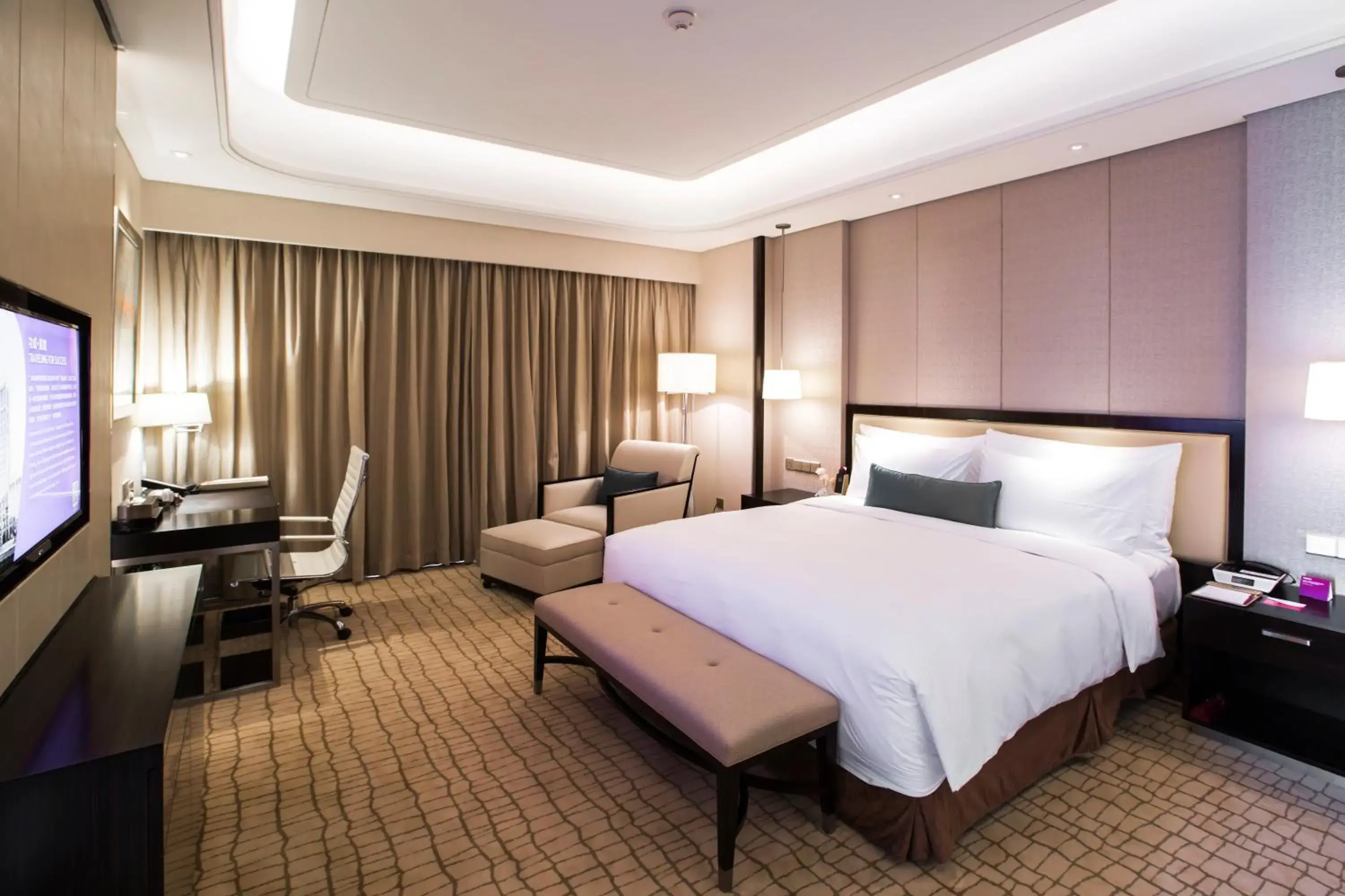 Photo of the whole room, Bed in Crowne Plaza Guangzhou Zengcheng, an IHG Hotel