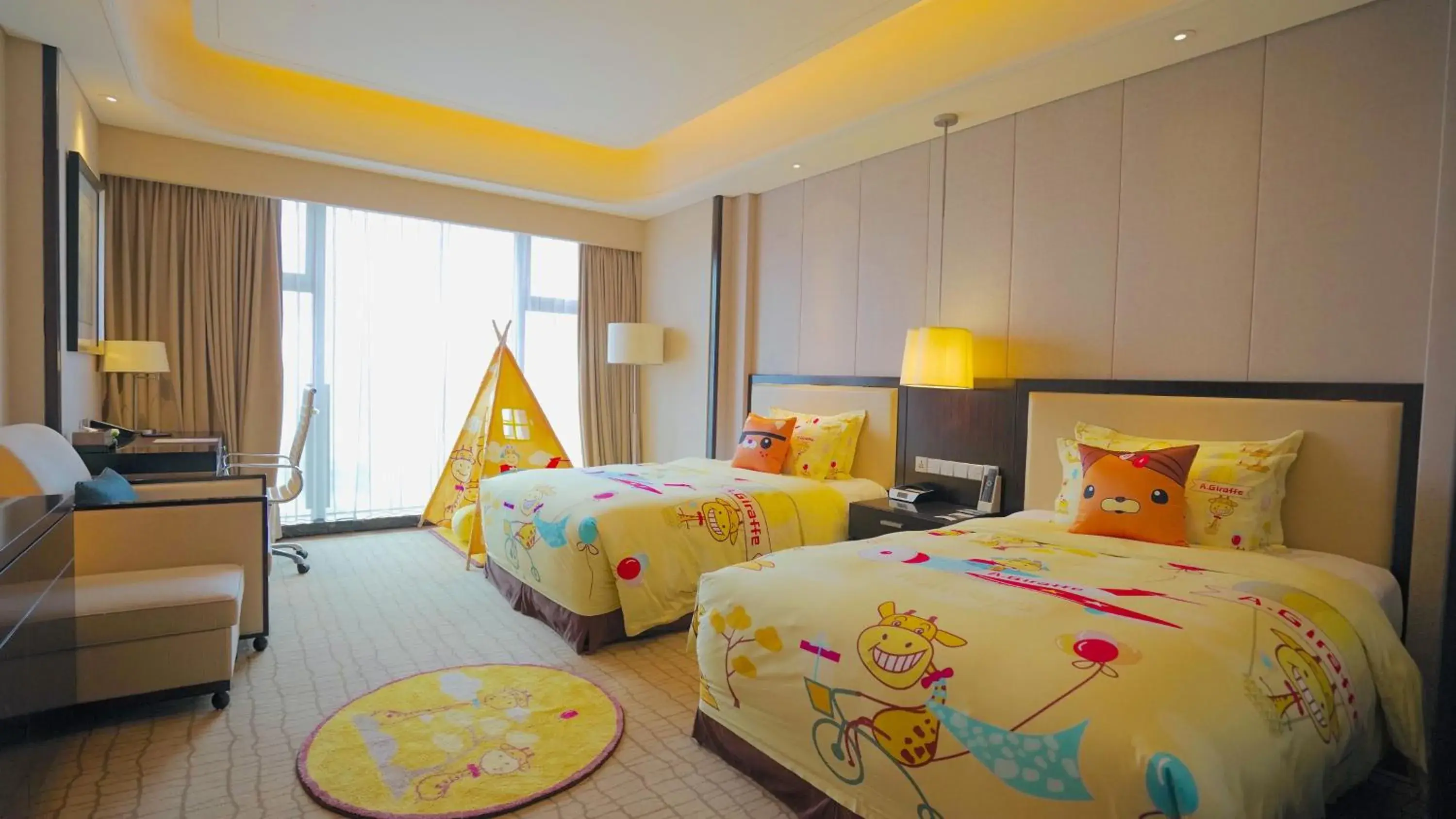 Photo of the whole room, Bed in Crowne Plaza Guangzhou Zengcheng, an IHG Hotel