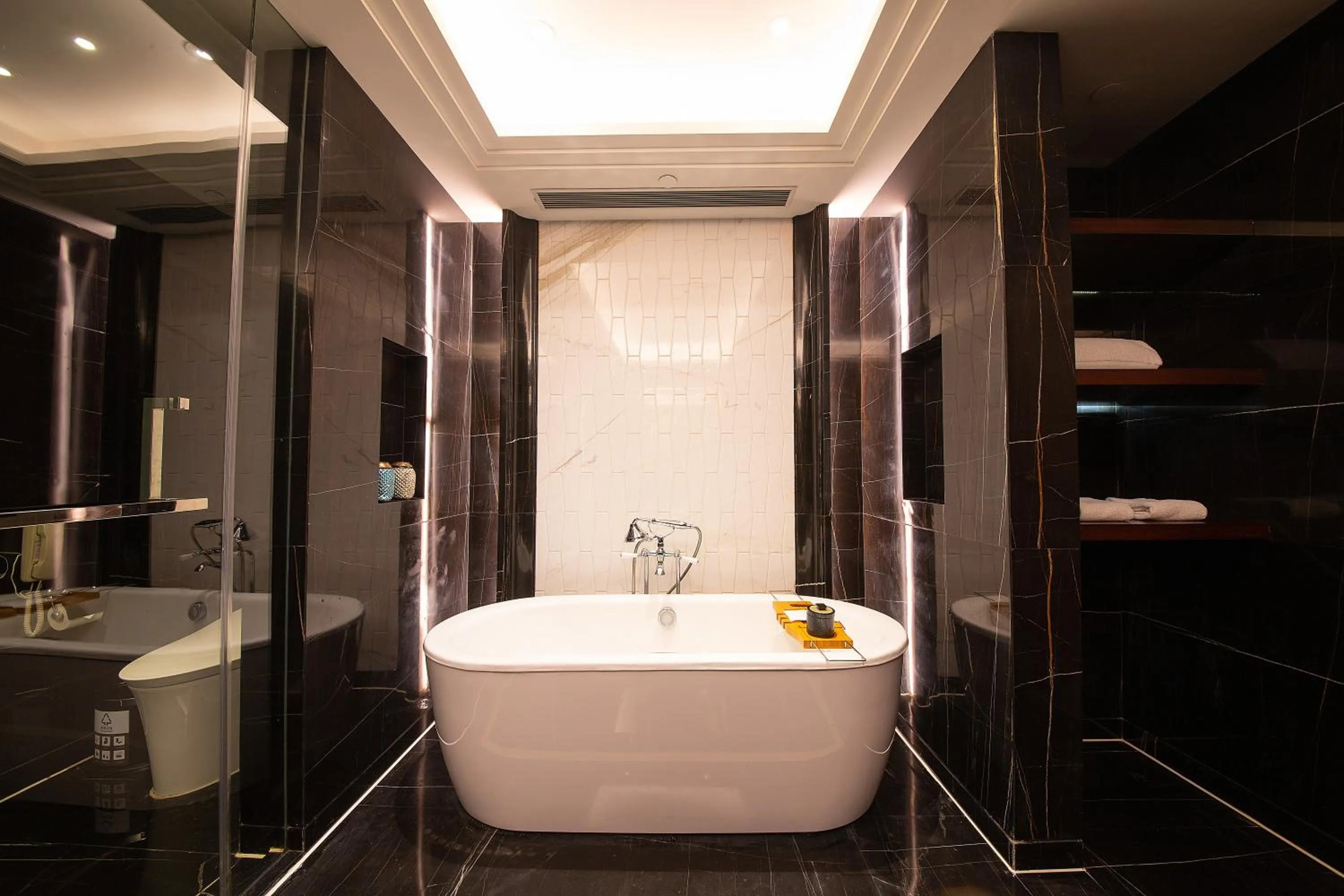 Bathroom in Junluxe Hotel Guangzhou Zengcheng-Free Shuttle Bus For Canton Fair