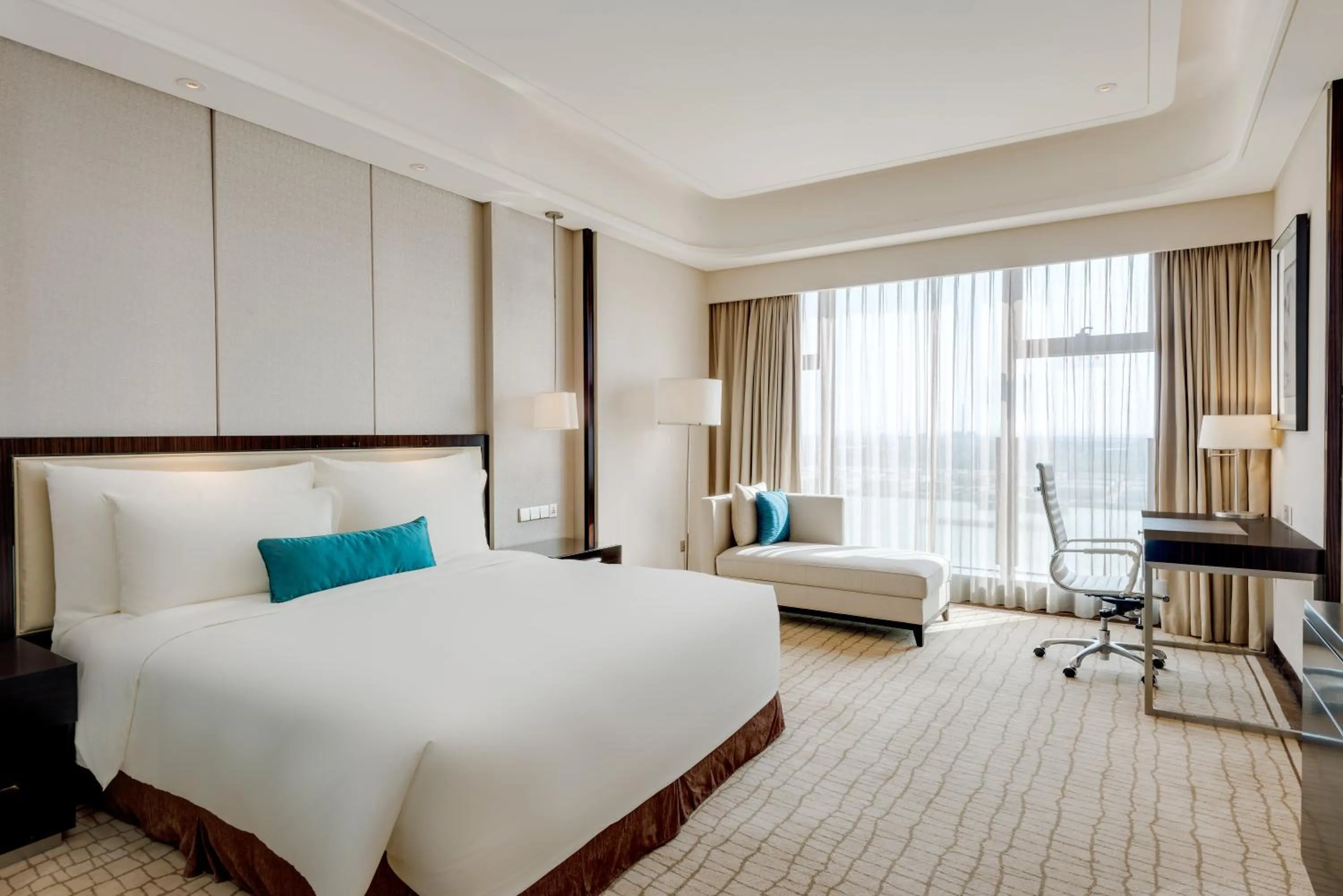 Photo of the whole room, Bed in Crowne Plaza Guangzhou Zengcheng, an IHG Hotel